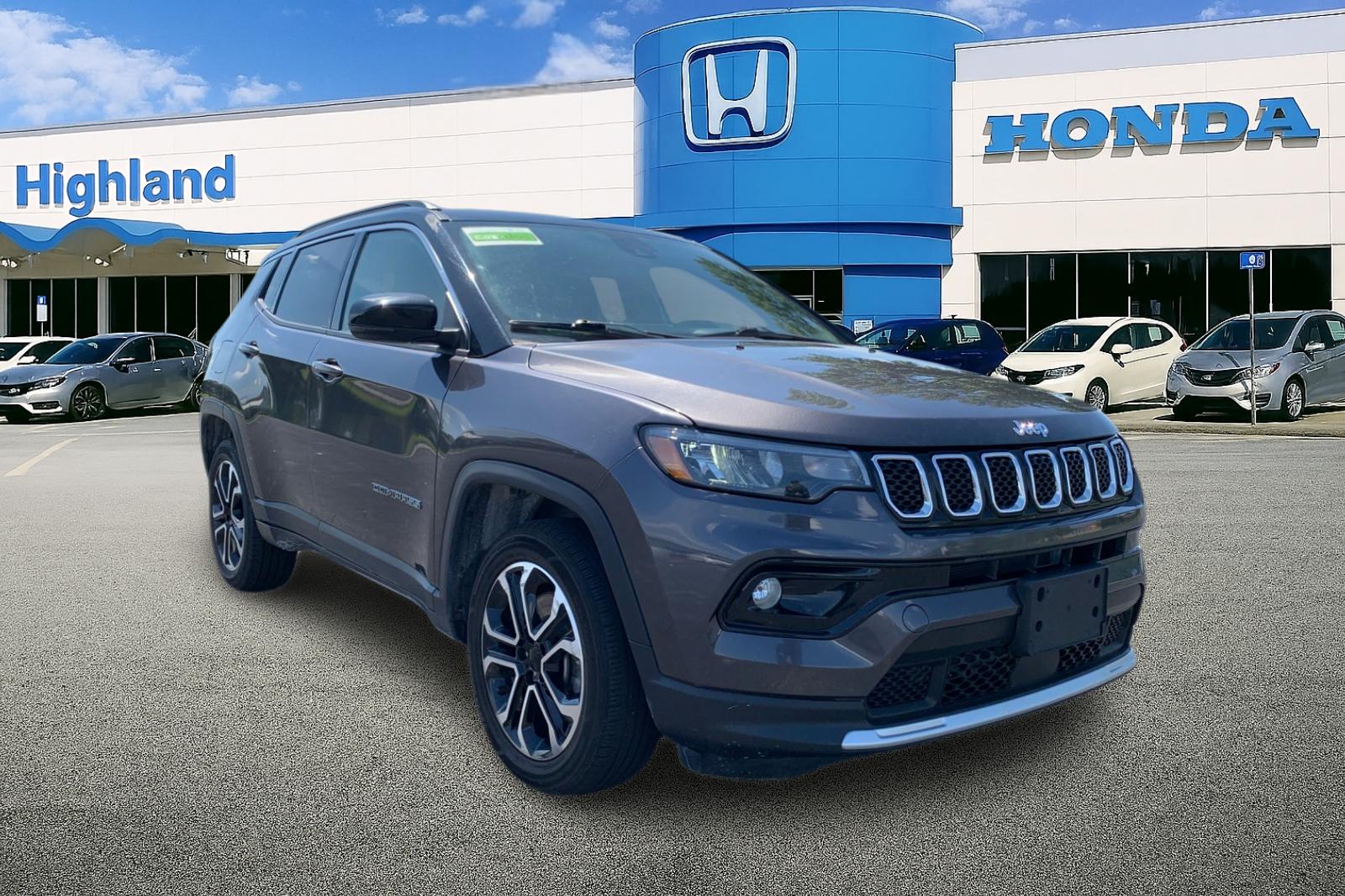 Used 2024 Diamond Black Crystal Pearlcoat Jeep Limited image 7