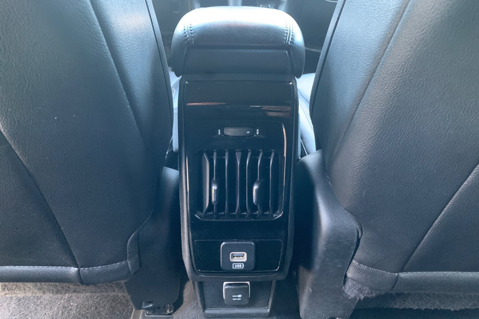Used 2024 Diamond Black Crystal Pearlcoat Jeep Limited image 16