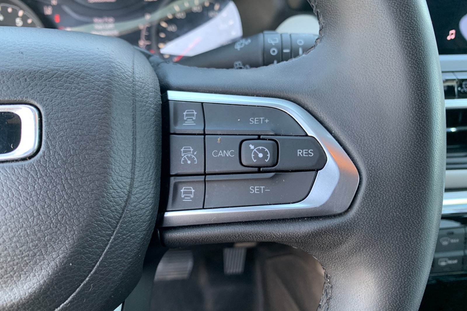 Used 2024 Diamond Black Crystal Pearlcoat Jeep Limited image 29