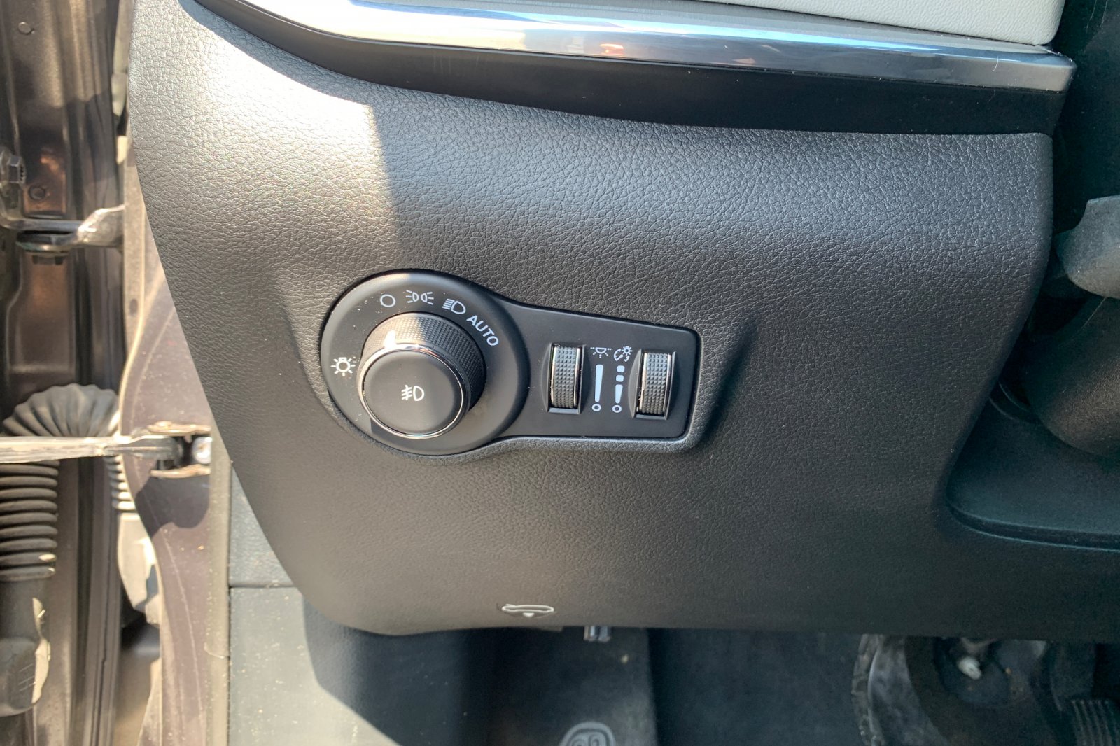 Used 2024 Diamond Black Crystal Pearlcoat Jeep Limited image 32