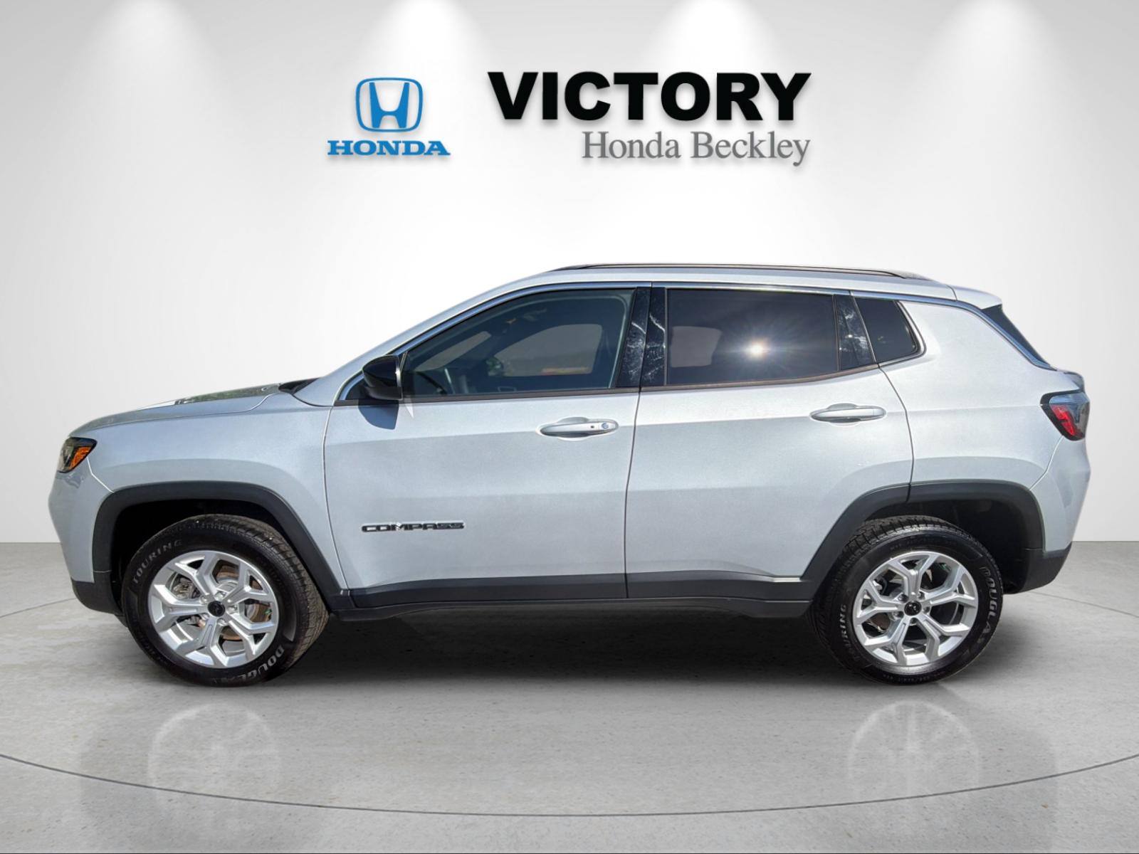 Used 2025 Silver Jeep Latitude image 2