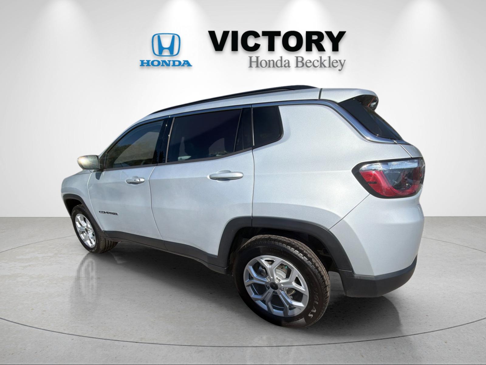 Used 2025 Silver Jeep Latitude image 3