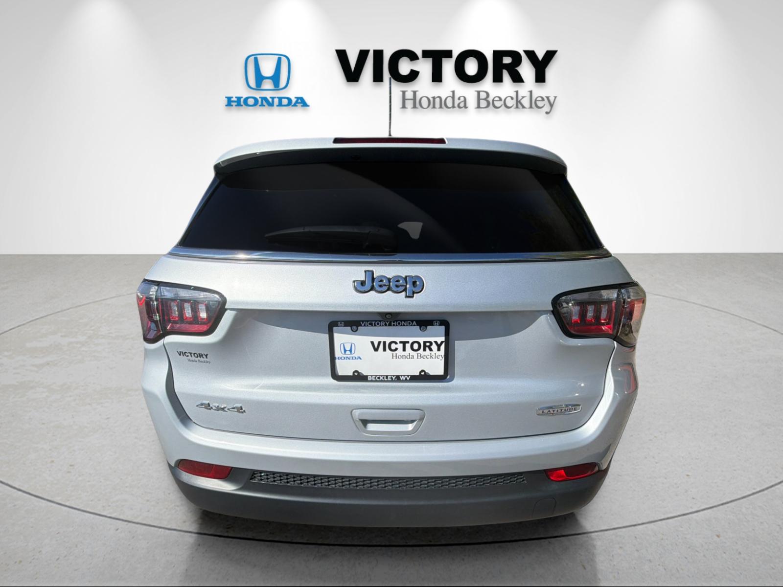 Used 2025 Silver Jeep Latitude image 4