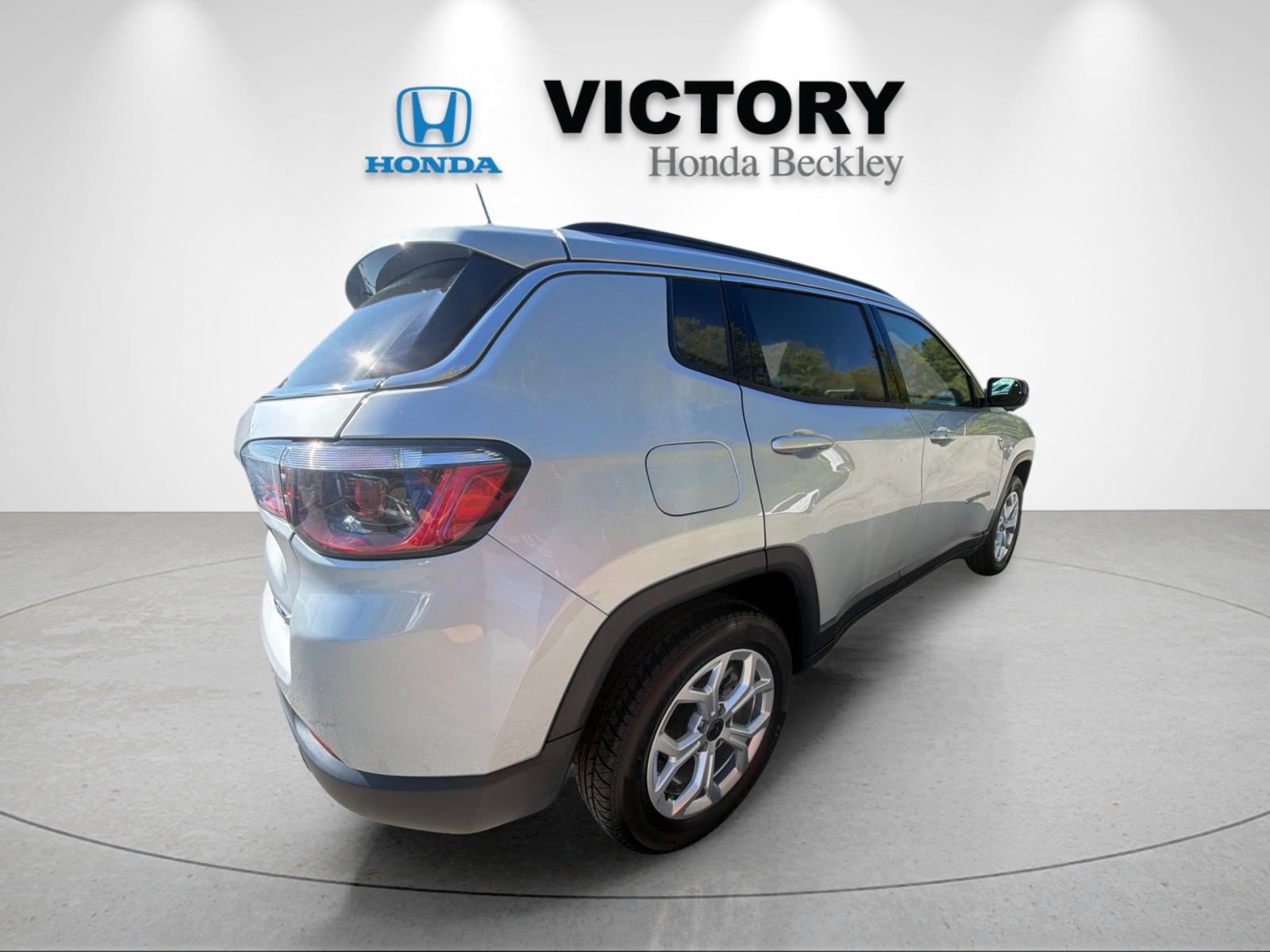 Used 2025 Silver Jeep Latitude image 5