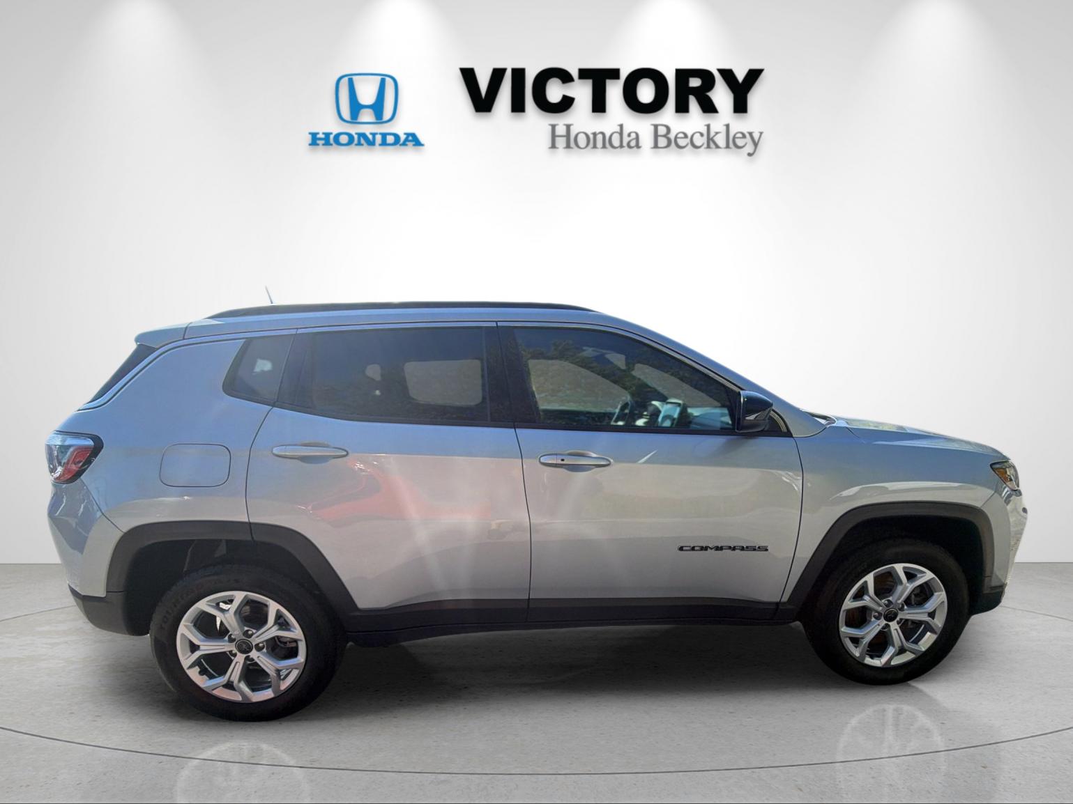 Used 2025 Silver Jeep Latitude image 6