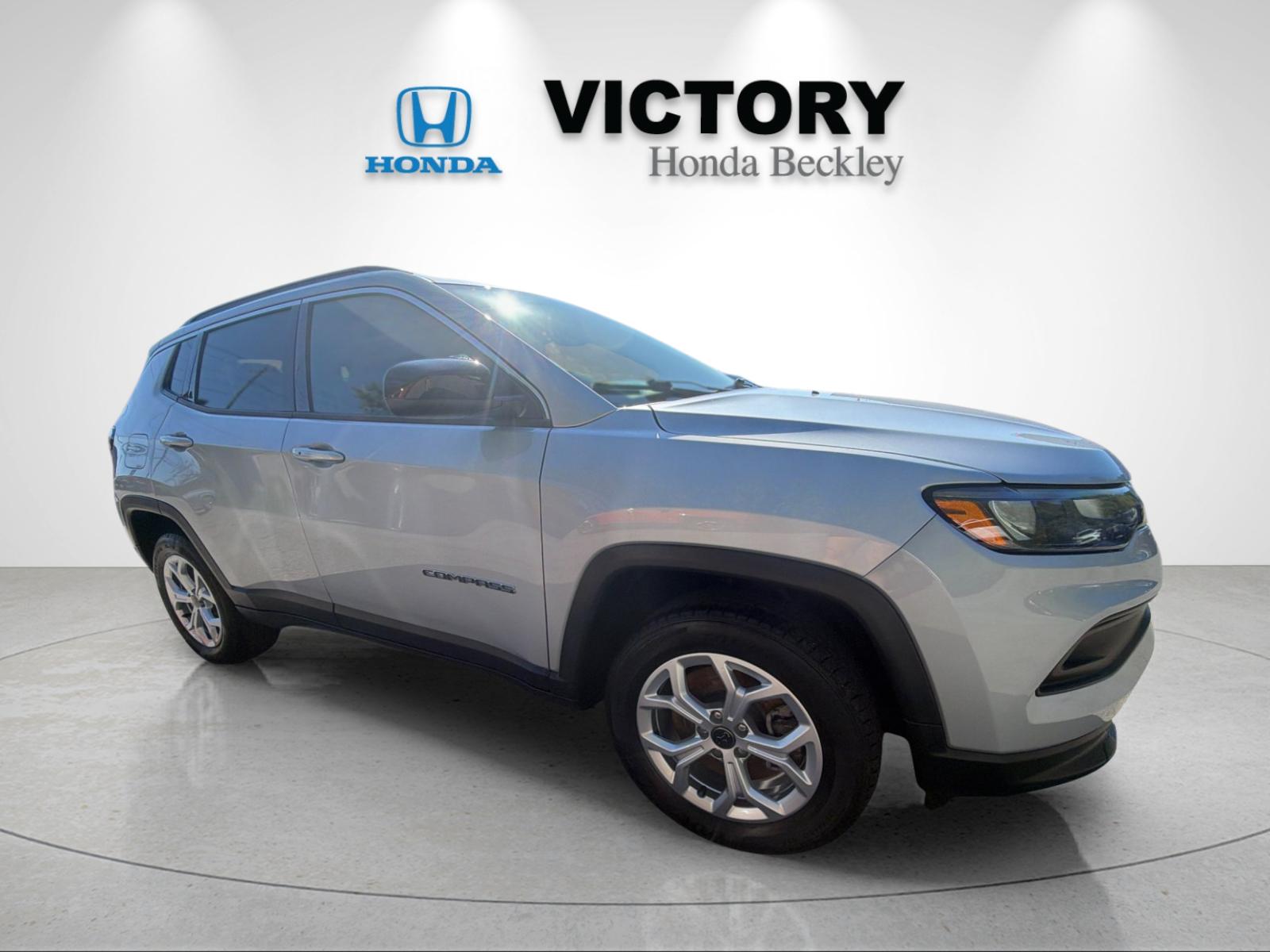Used 2025 Silver Jeep Latitude image 7