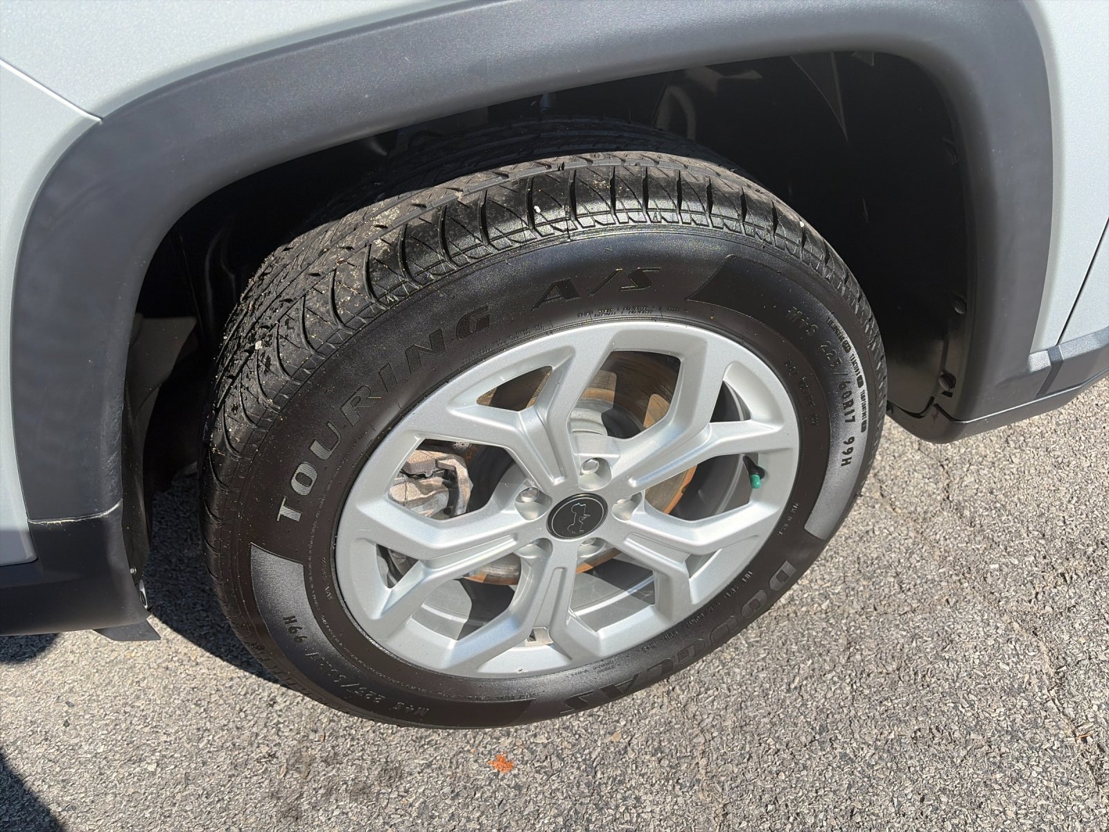 Used 2025 Silver Jeep Latitude image 9