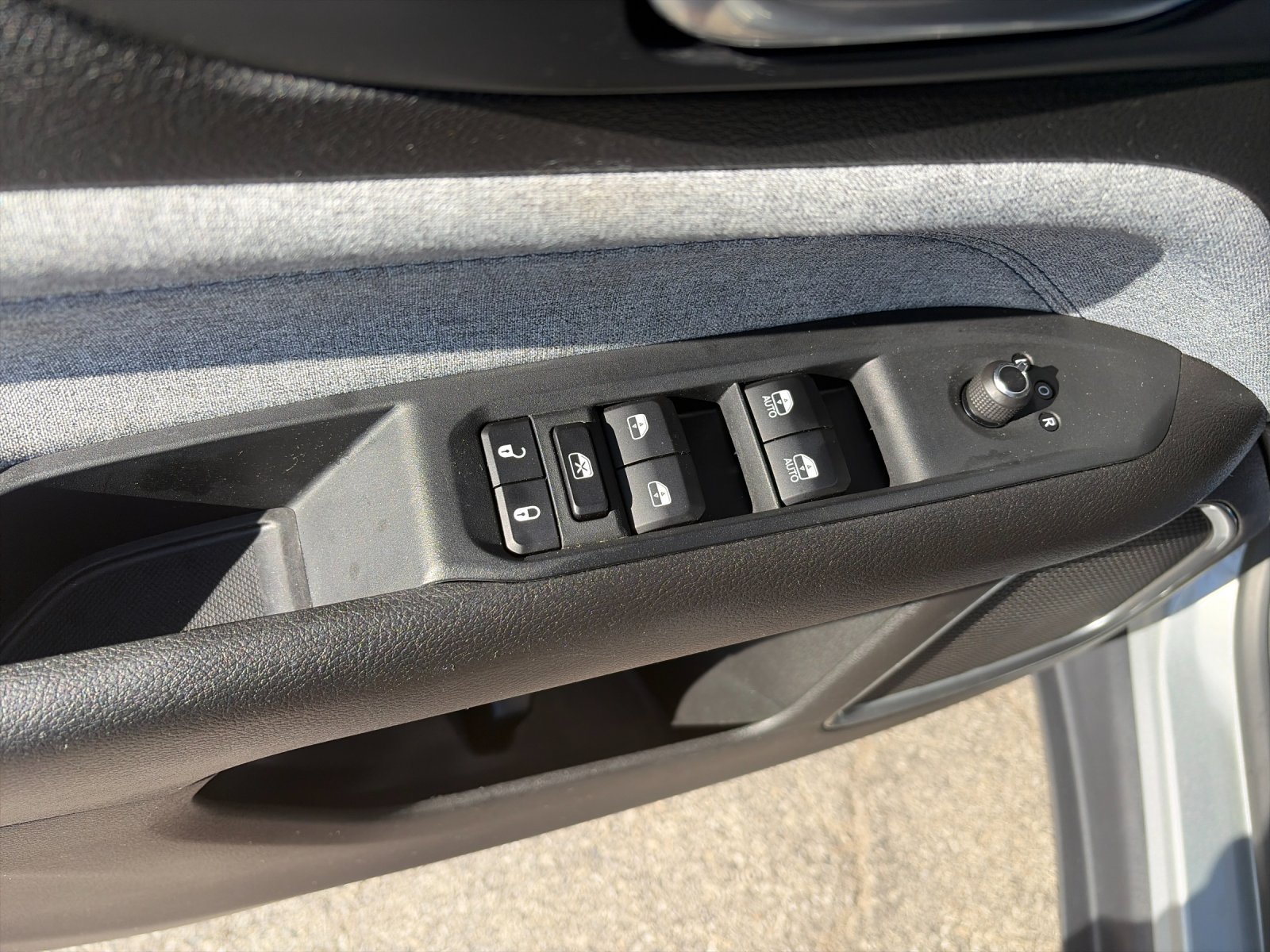 Used 2025 Silver Jeep Latitude image 13