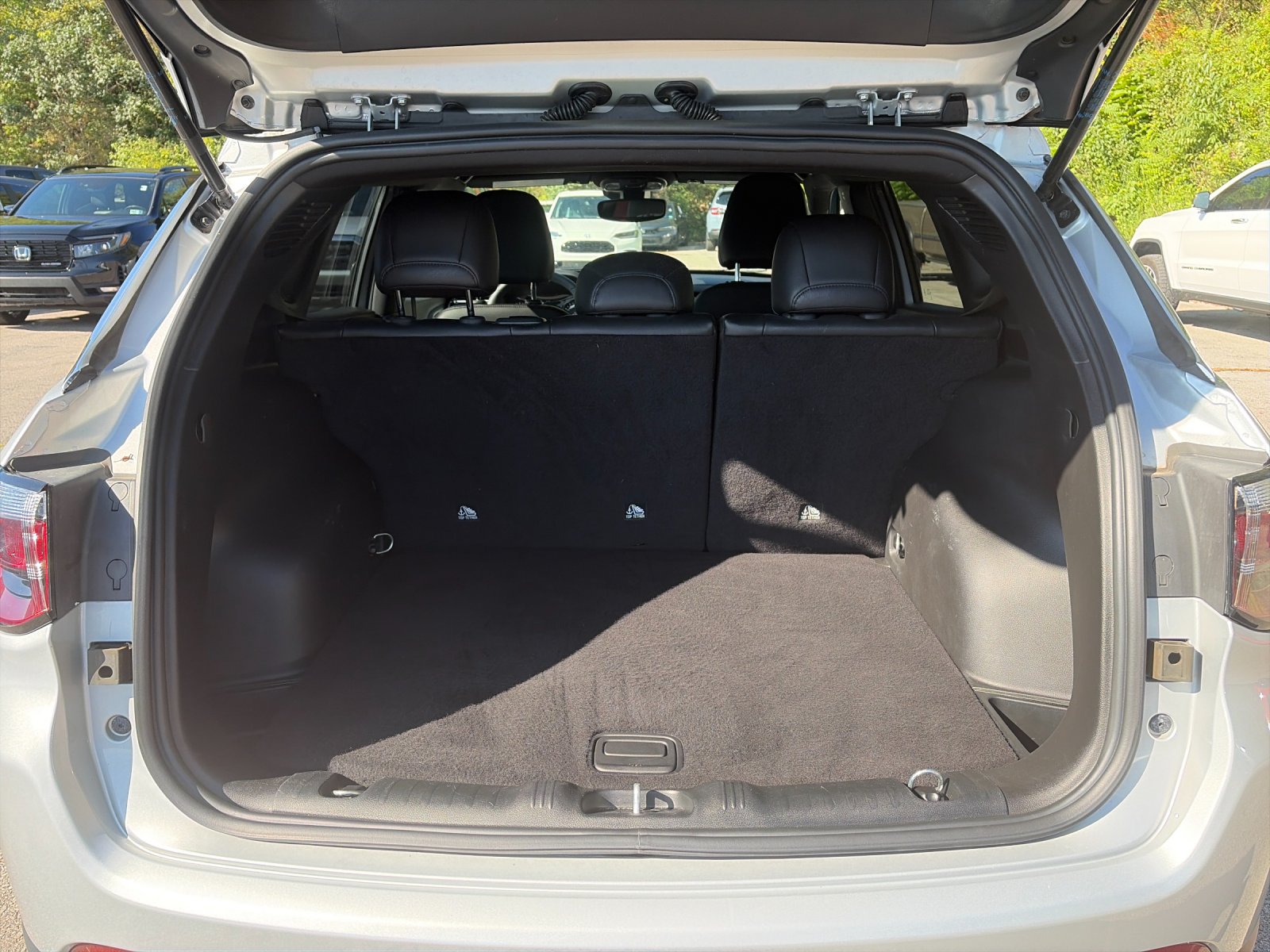 Used 2025 Silver Jeep Latitude image 18