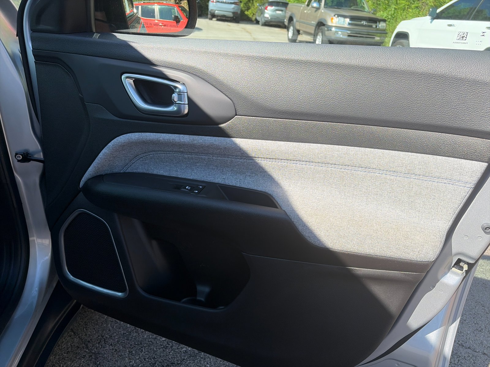 Used 2025 Silver Jeep Latitude image 21
