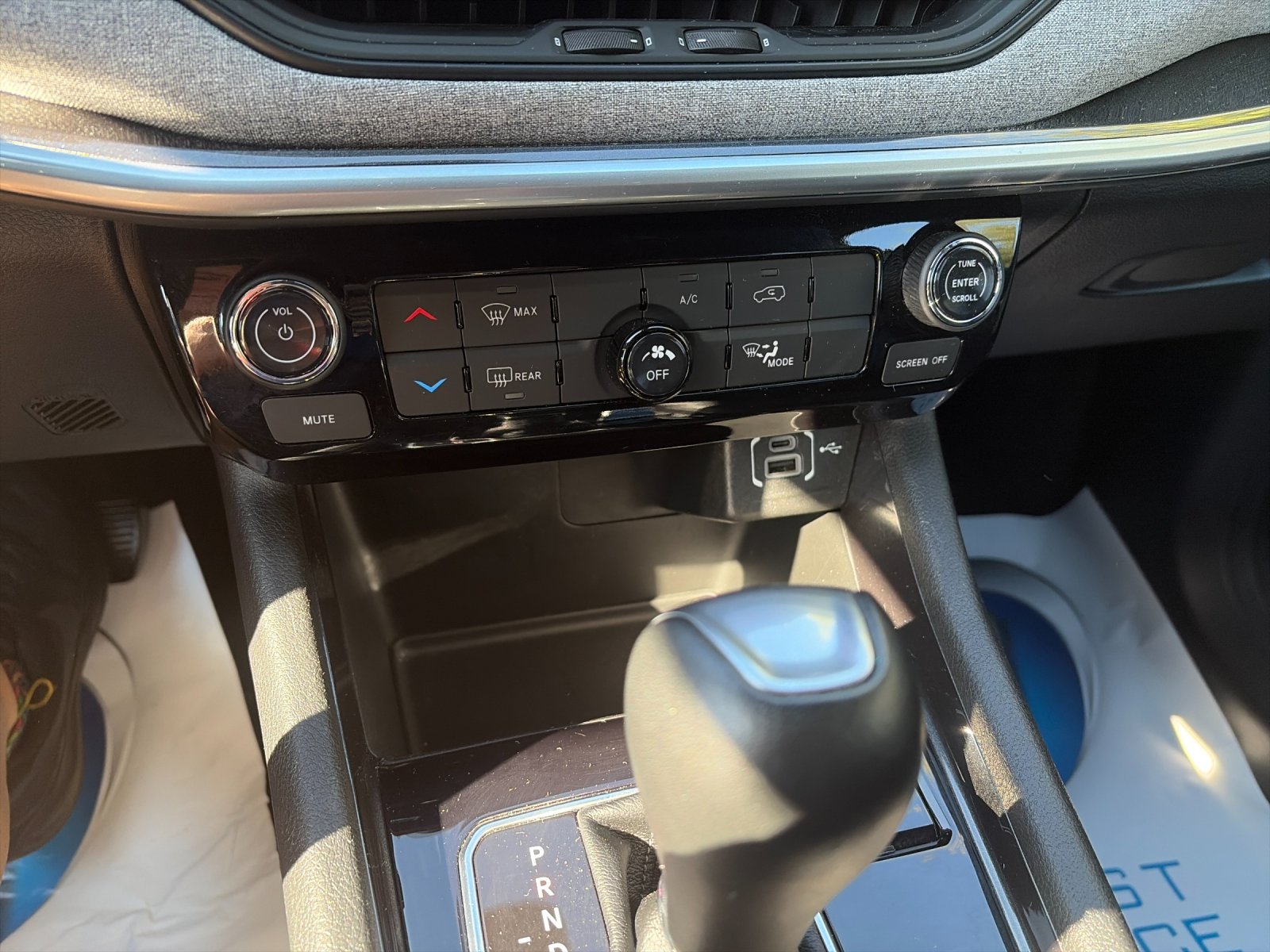Used 2025 Silver Jeep Latitude image 25