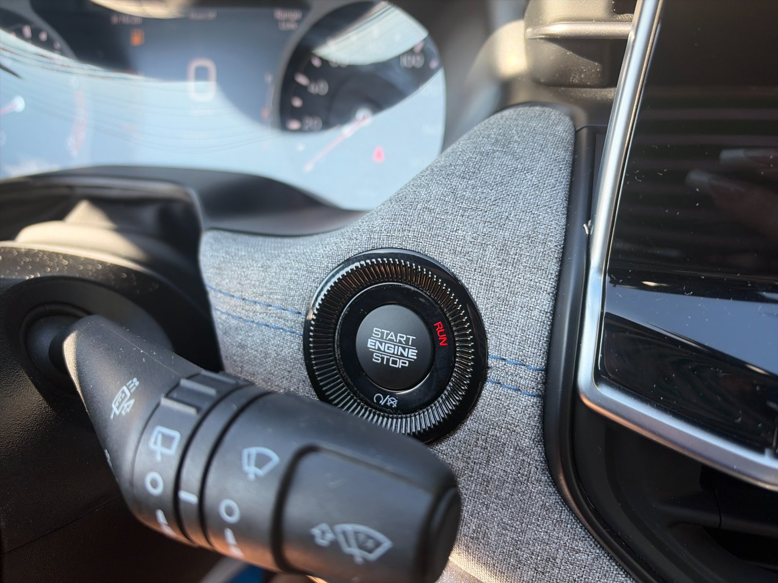 Used 2025 Silver Jeep Latitude image 27
