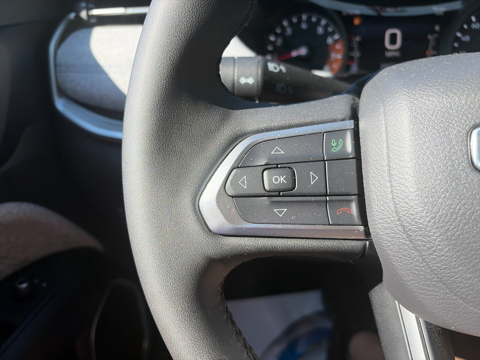 Used 2025 Silver Jeep Latitude image 29