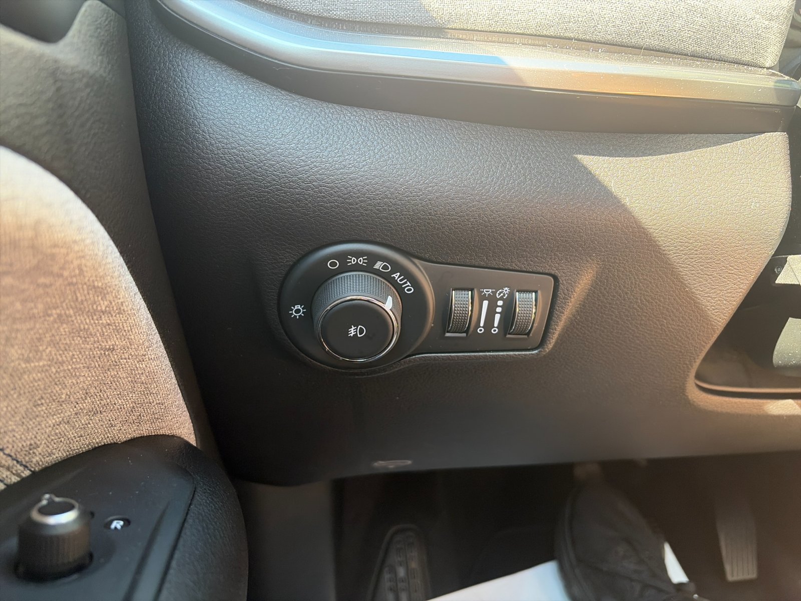 Used 2025 Silver Jeep Latitude image 33