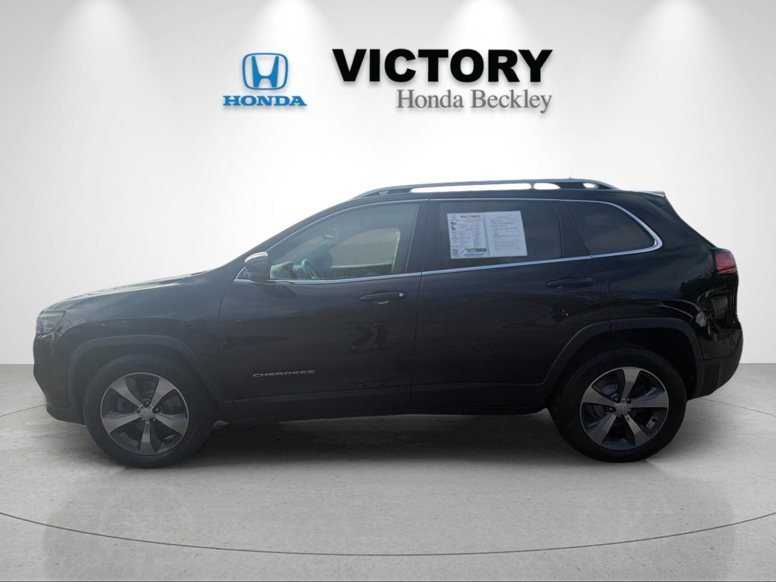 Used 2019 Diamond Black Jeep Limited image 2