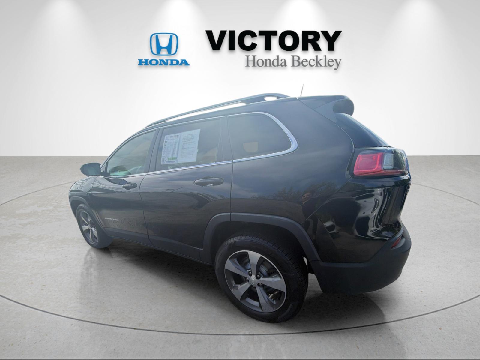 Used 2019 Diamond Black Jeep Limited image 3