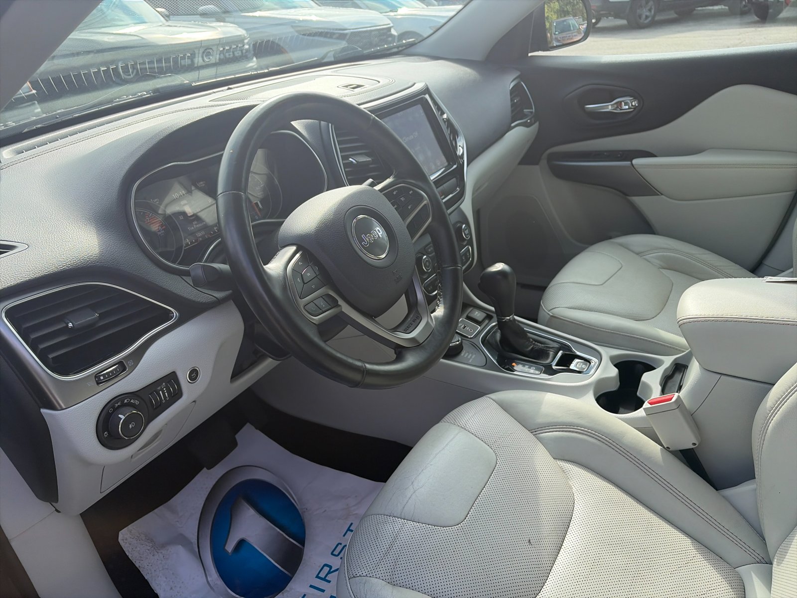 Used 2019 Diamond Black Jeep Limited image 11