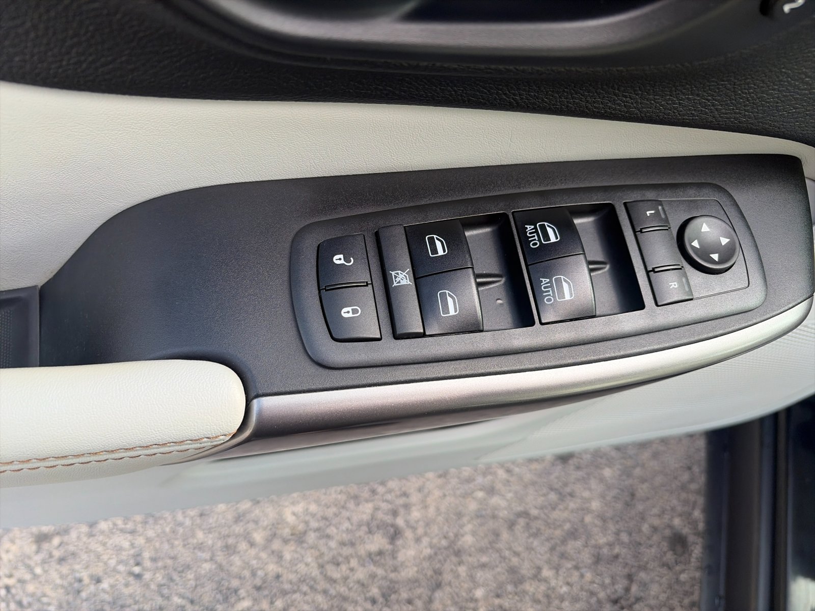 Used 2019 Diamond Black Jeep Limited image 13