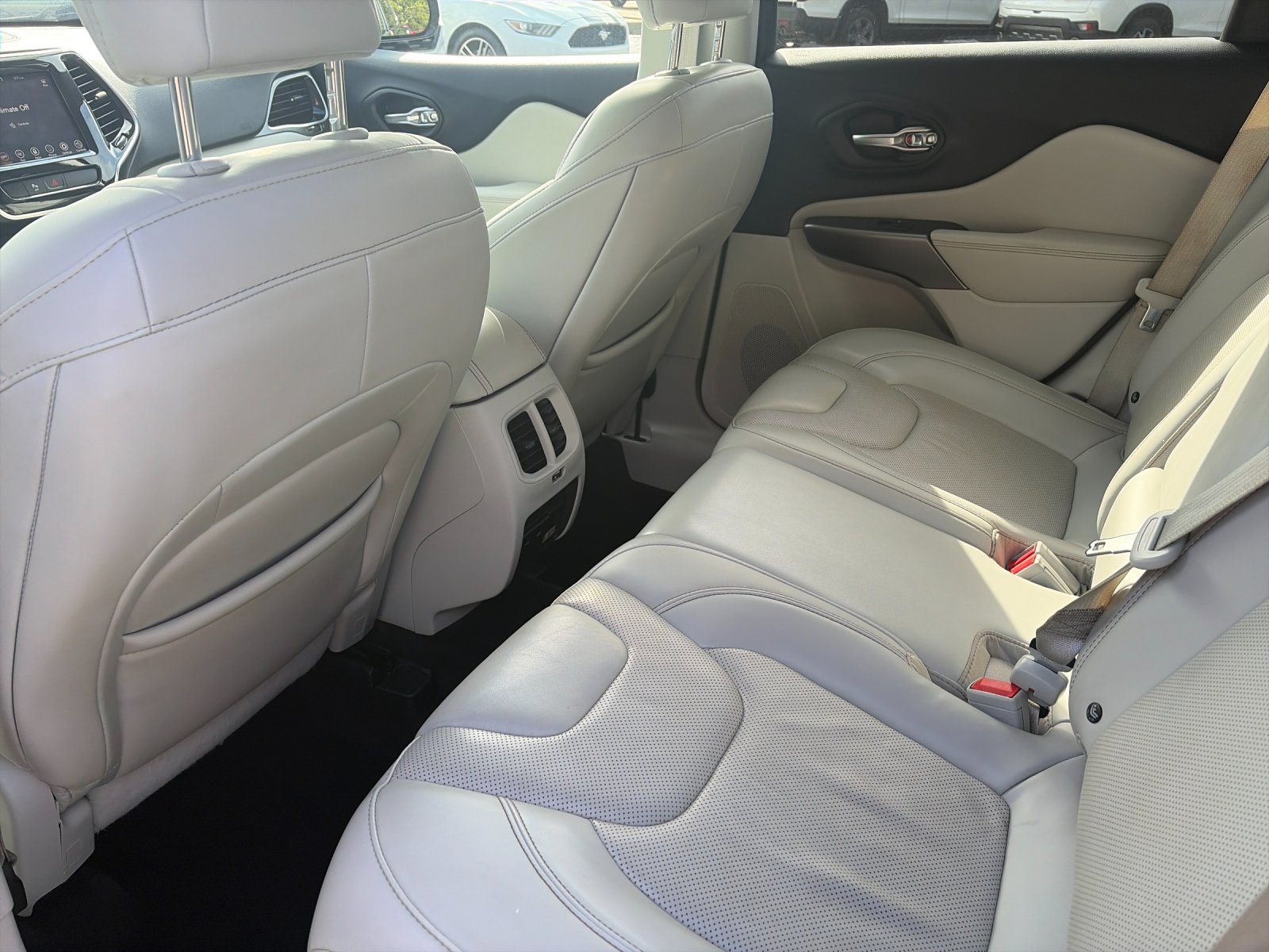 Used 2019 Diamond Black Jeep Limited image 14