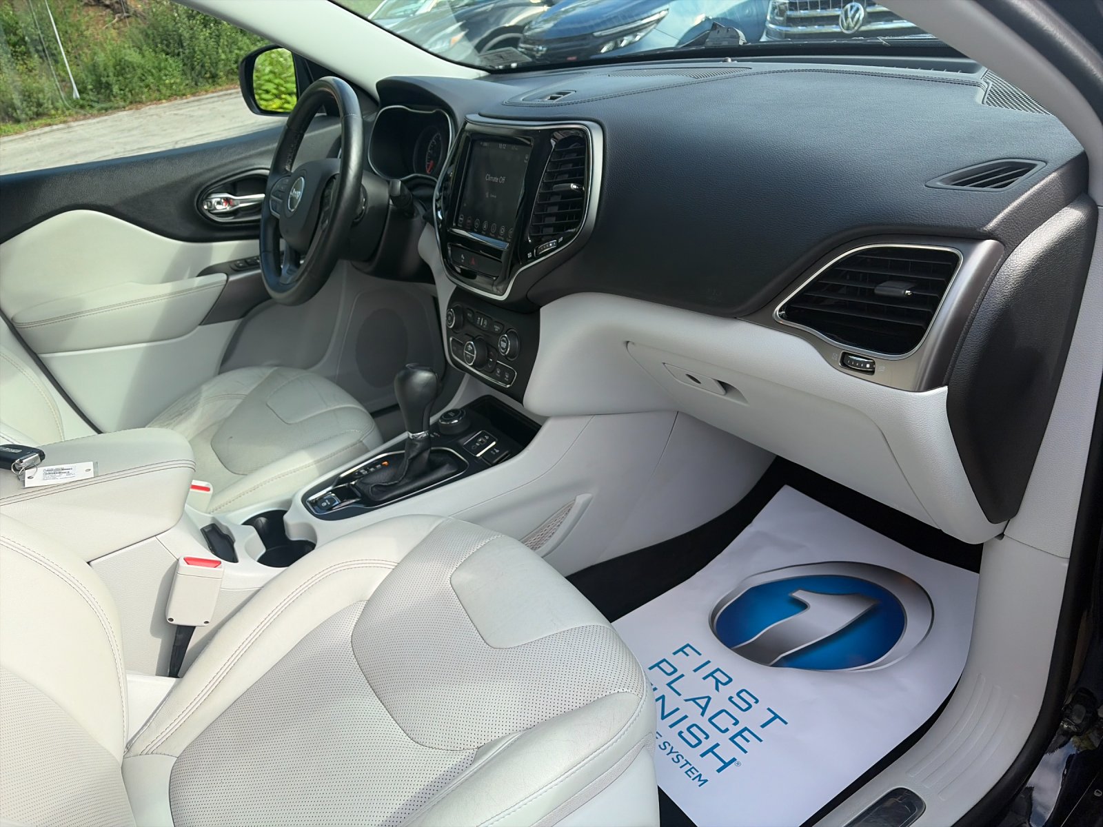 Used 2019 Diamond Black Jeep Limited image 18