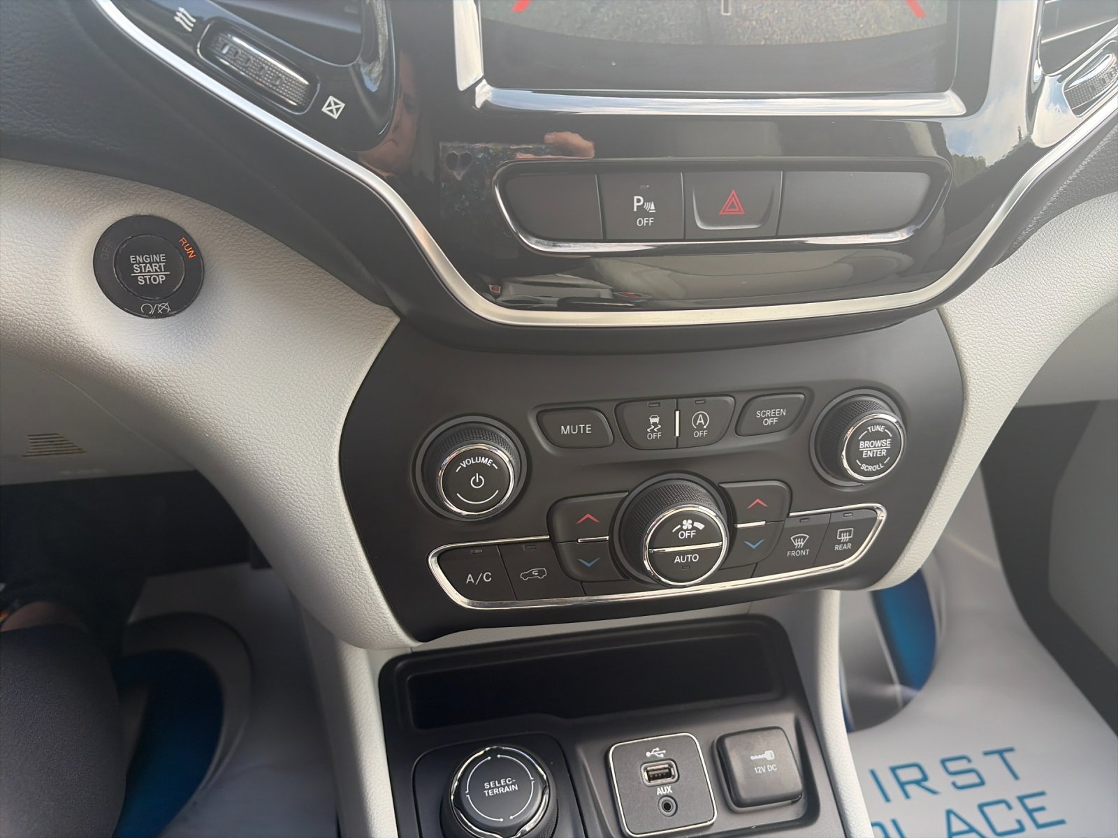 Used 2019 Diamond Black Jeep Limited image 24