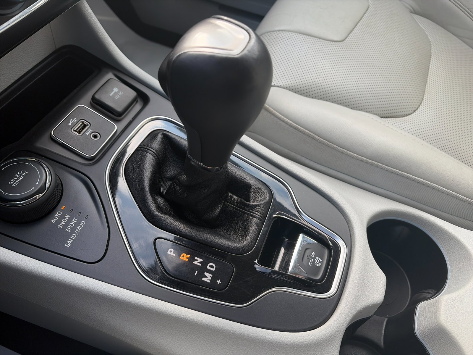 Used 2019 Diamond Black Jeep Limited image 25