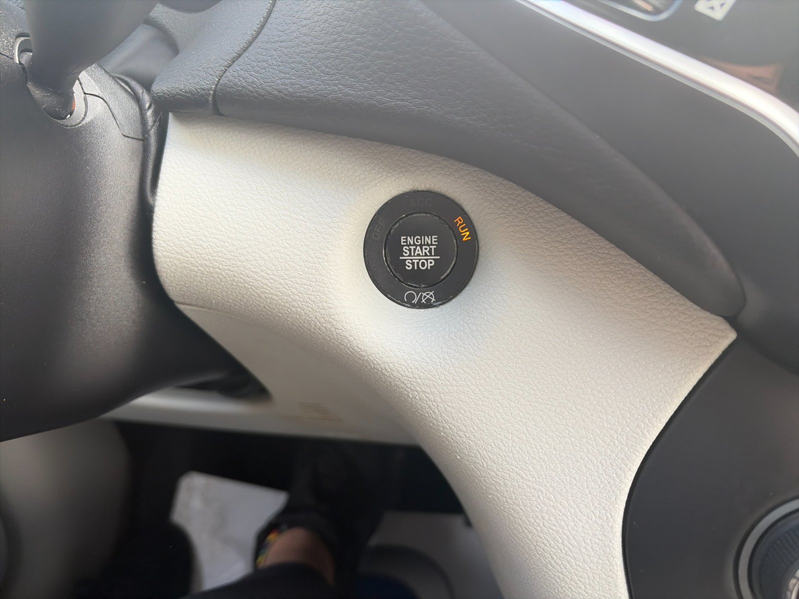 Used 2019 Diamond Black Jeep Limited image 26