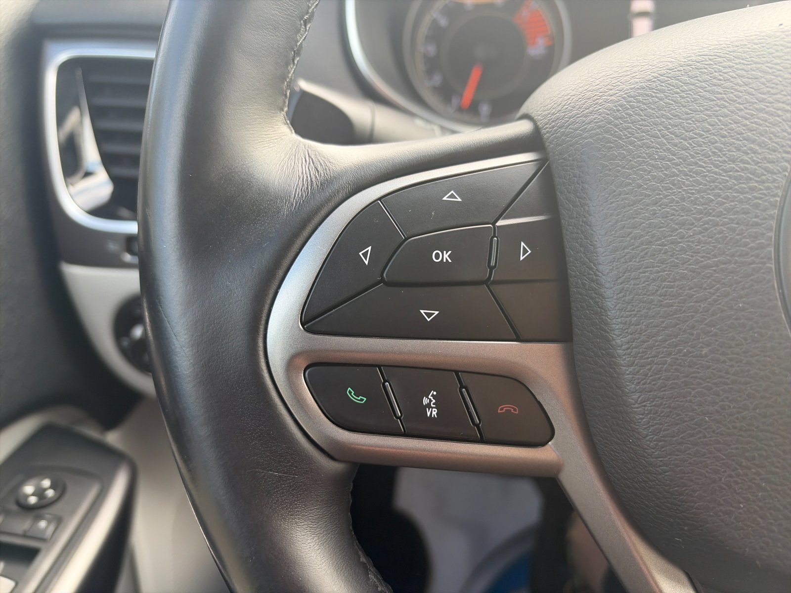 Used 2019 Diamond Black Jeep Limited image 28