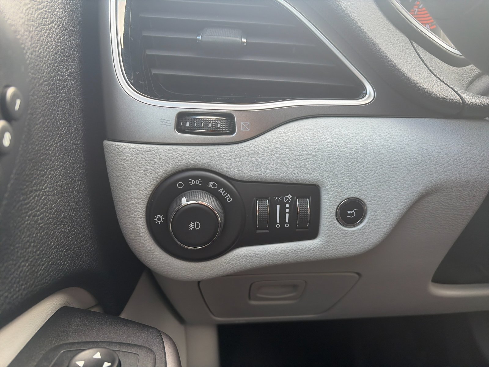 Used 2019 Diamond Black Jeep Limited image 32