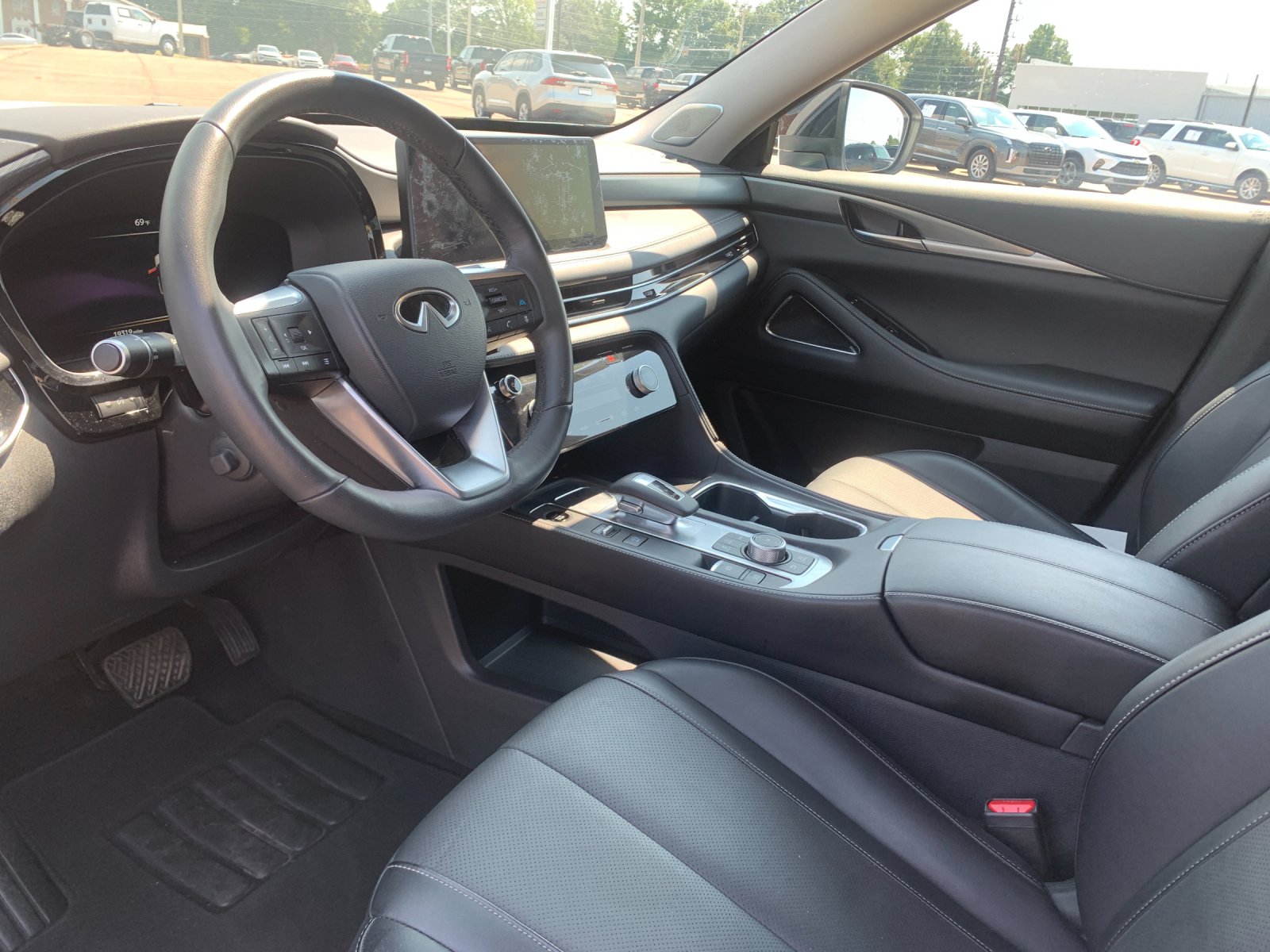 Used 2026 White INFINITI LUXE image 12