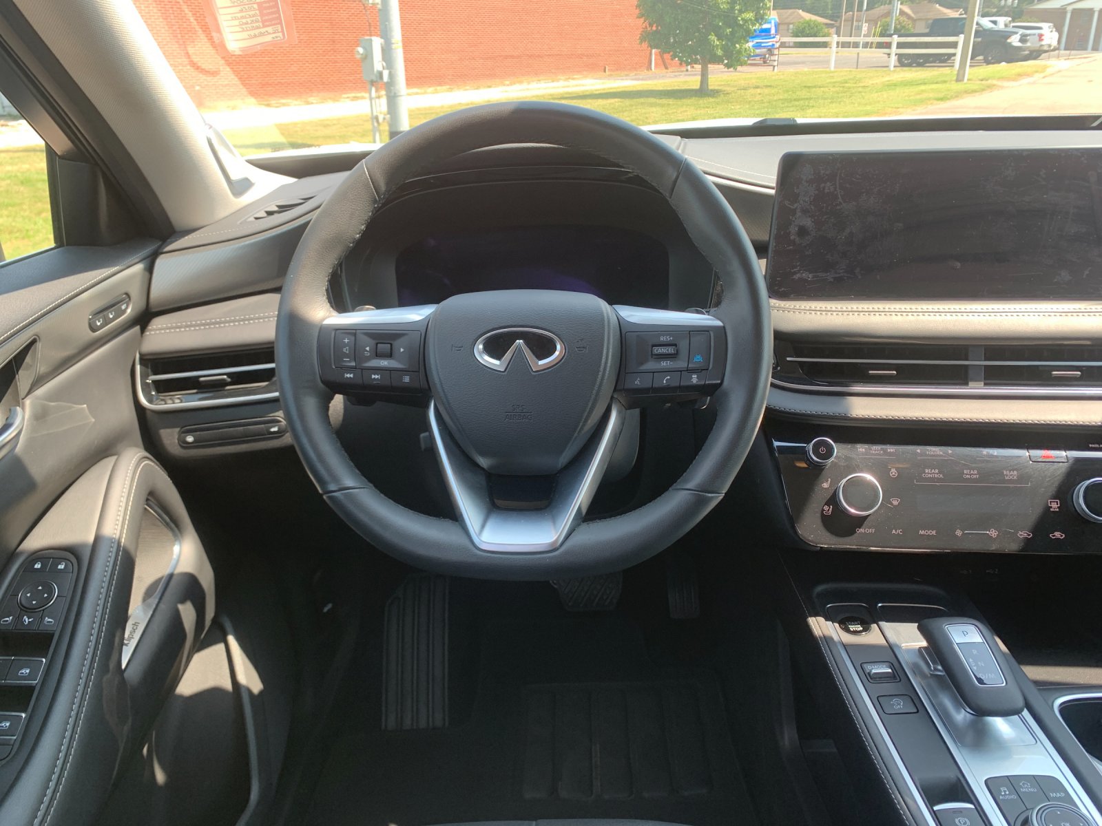 Used 2026 White INFINITI LUXE image 18
