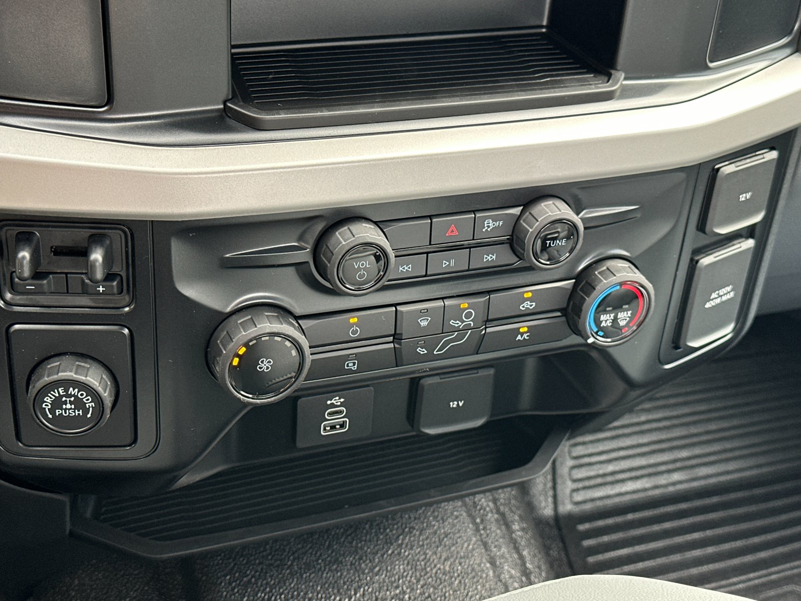 New 2026 Oxford White Ford F-250® XL image 18