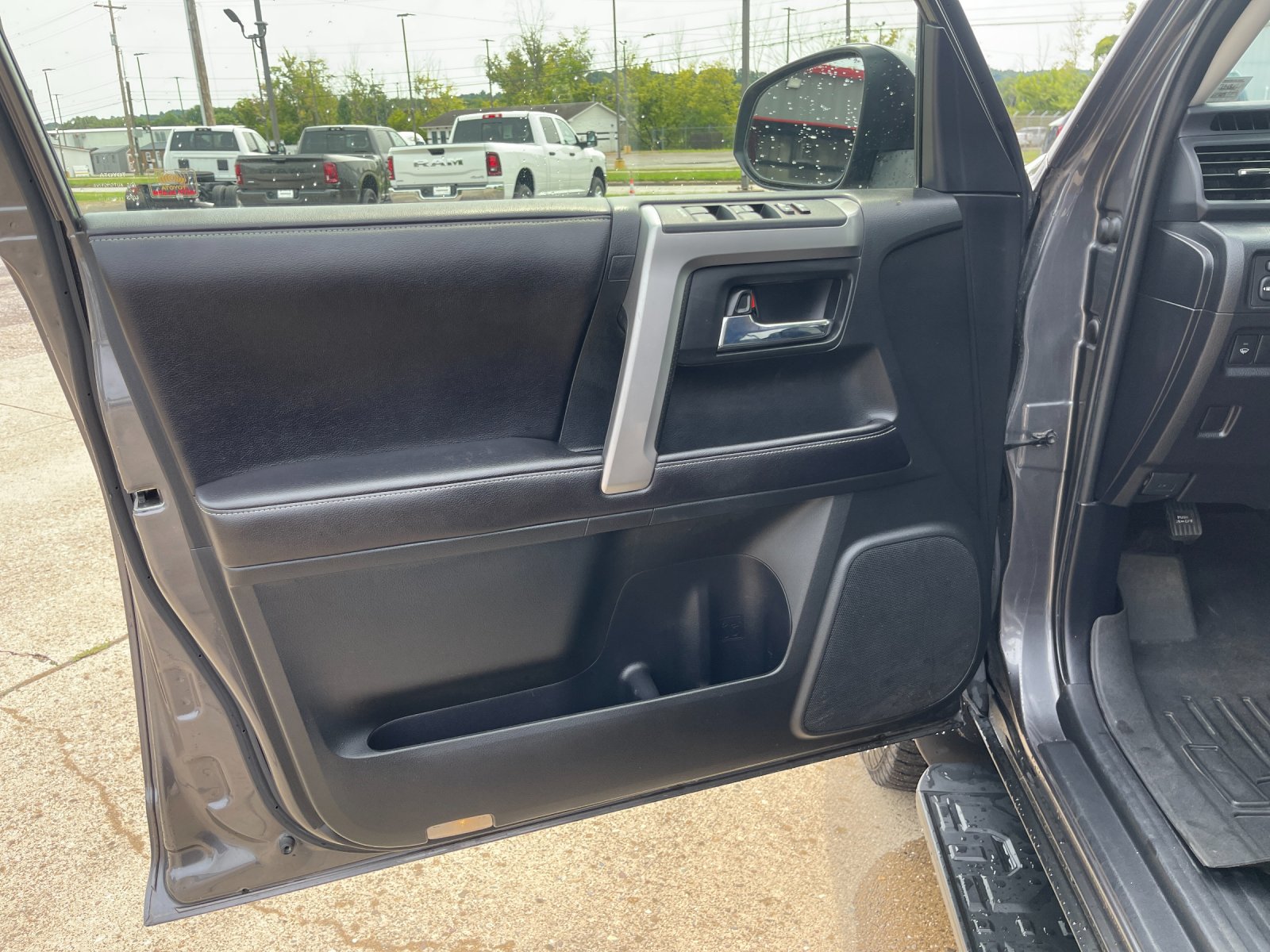 Used 2016 Magnetic Gray Metallic Toyota SR5 image 11