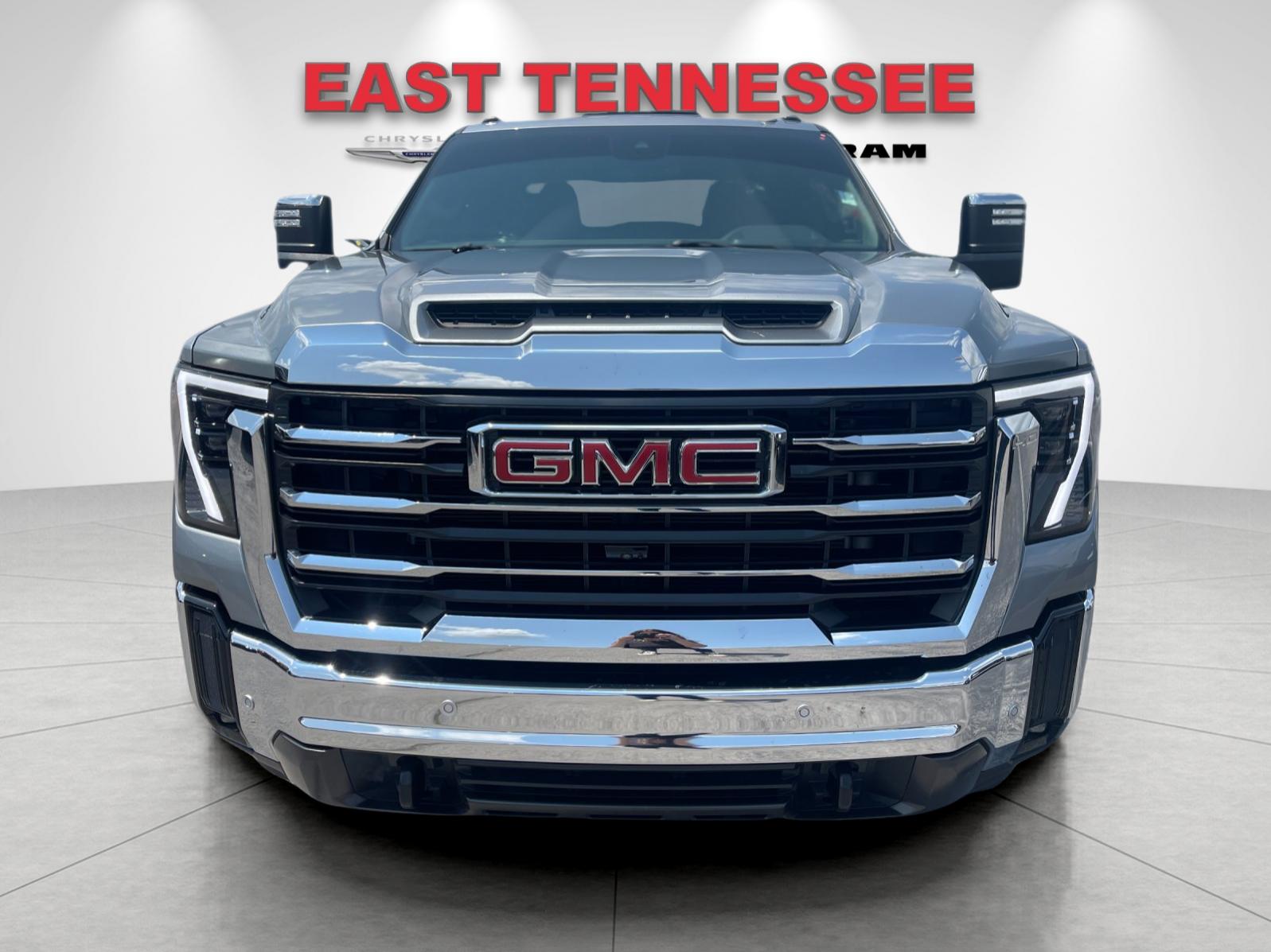 Used 2024 Silver GMC SLT image 9