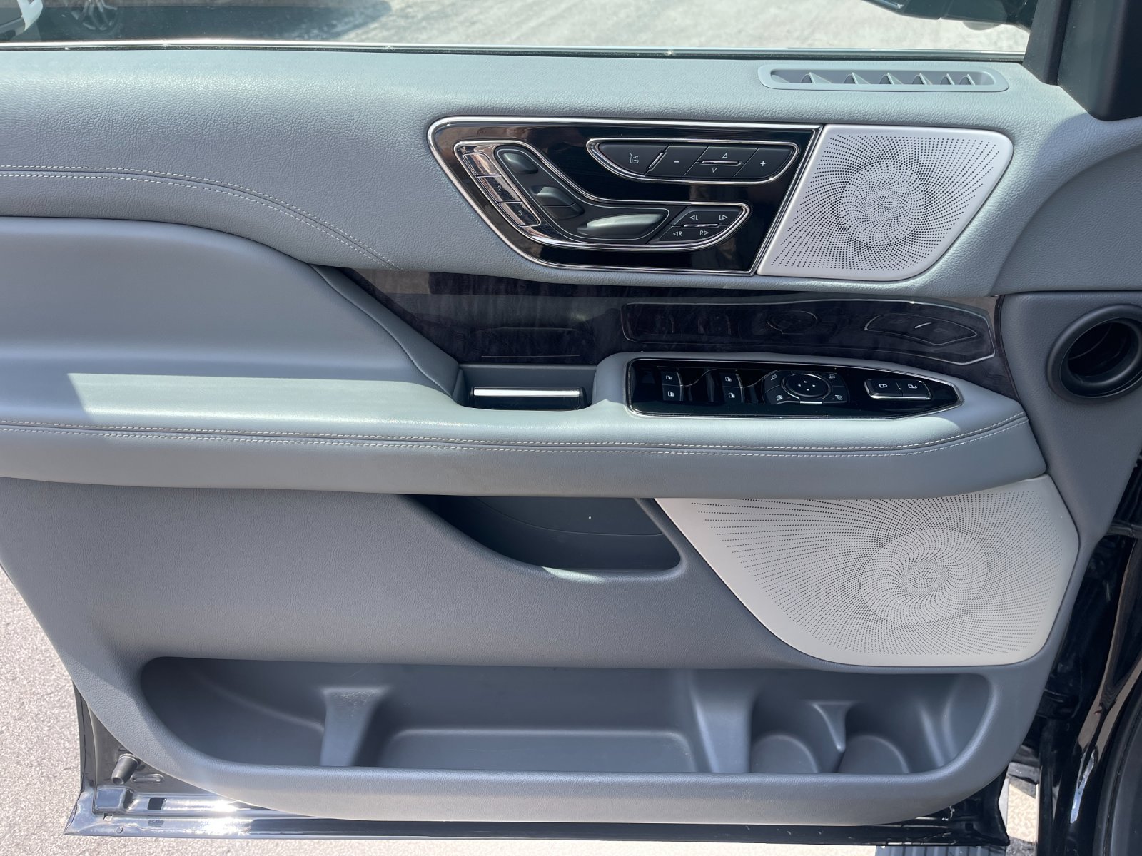 Used 2019 Black Lincoln Reserve image 12