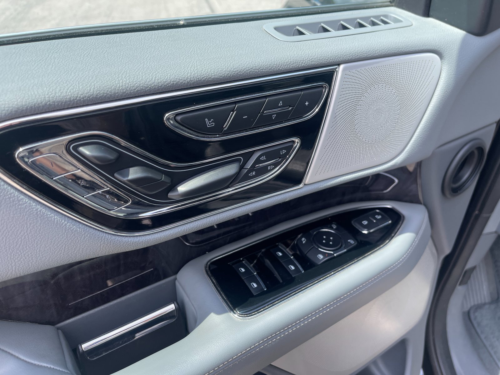 Used 2019 Black Lincoln Reserve image 13