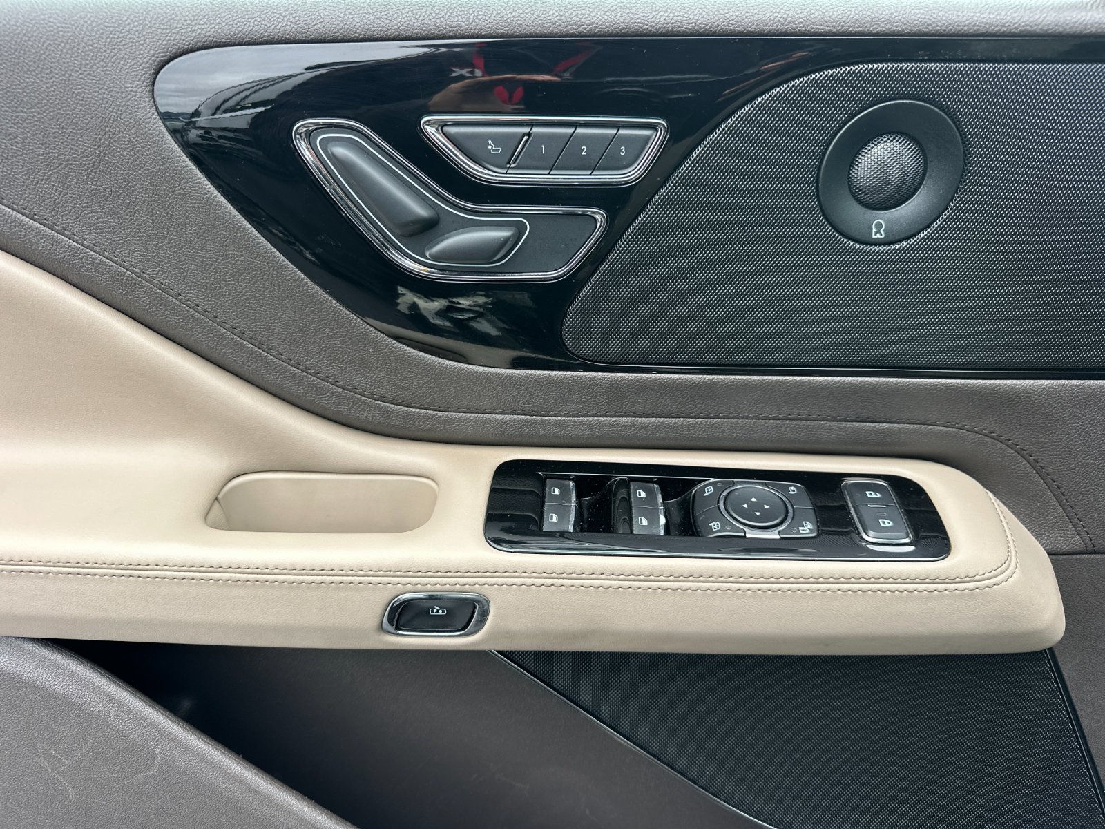 Used 2022 Blue Lincoln Grand Touring image 10