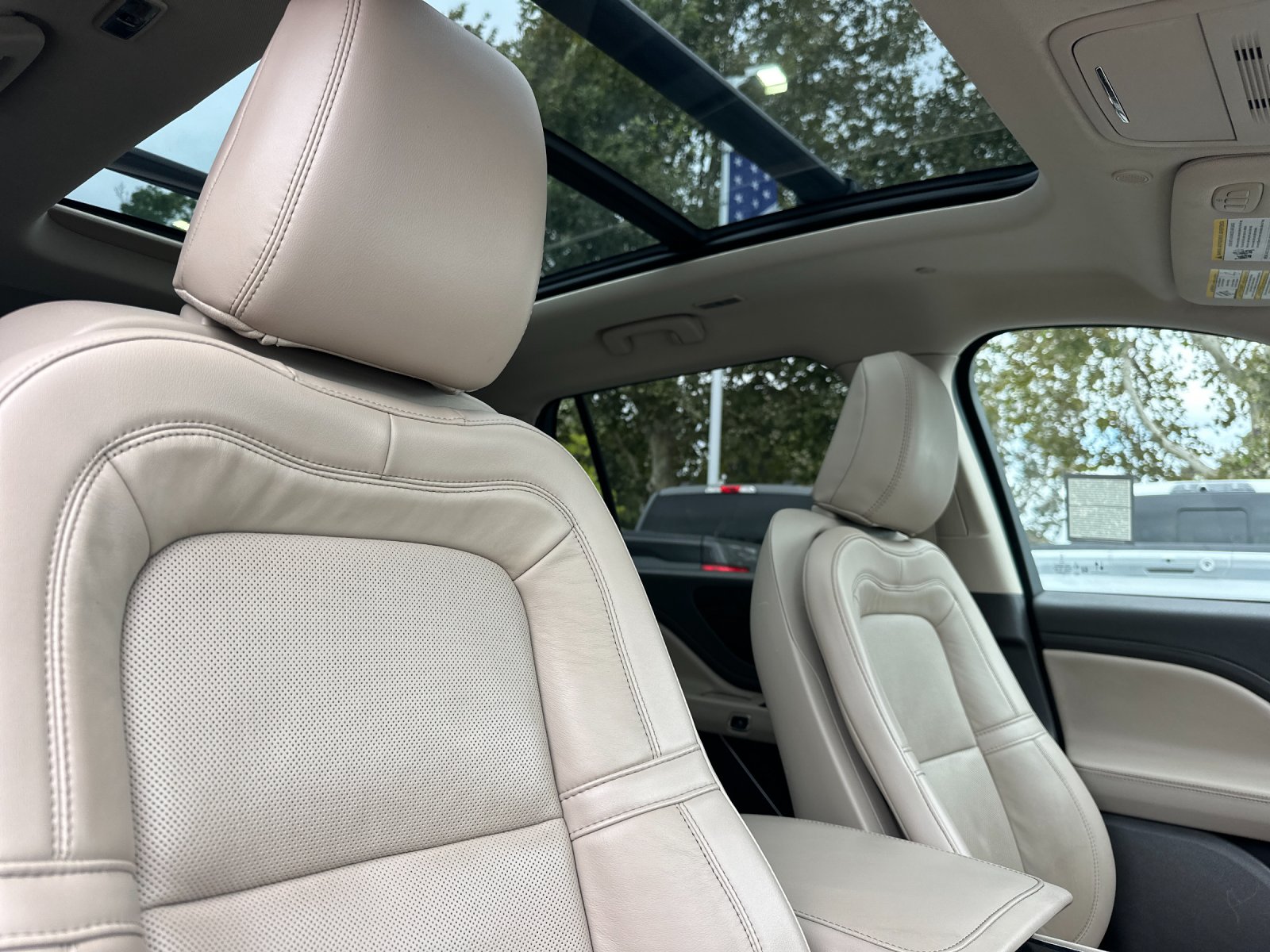 Used 2022 Blue Lincoln Grand Touring image 17