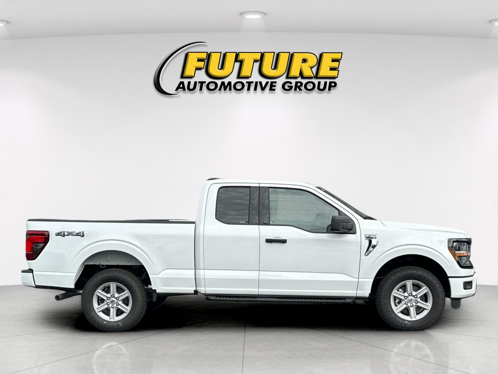 New 2026 Oxford White Ford XLT image 2