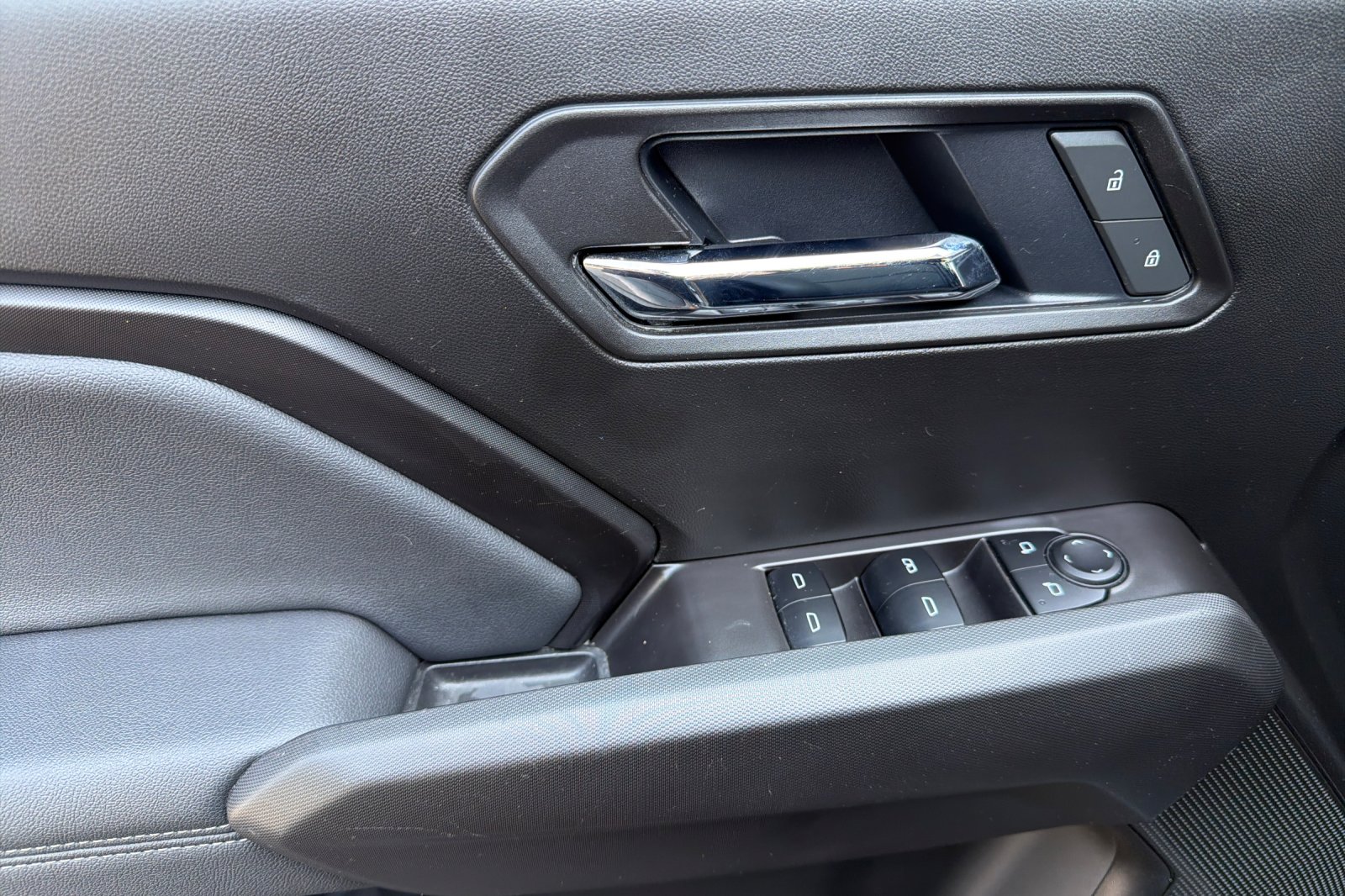Used 2025 Silver GMC Elevation image 8