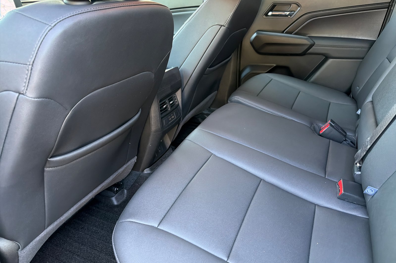 Used 2025 Silver GMC Elevation image 9