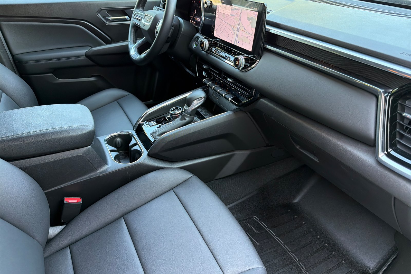 Used 2025 Silver GMC Elevation image 12