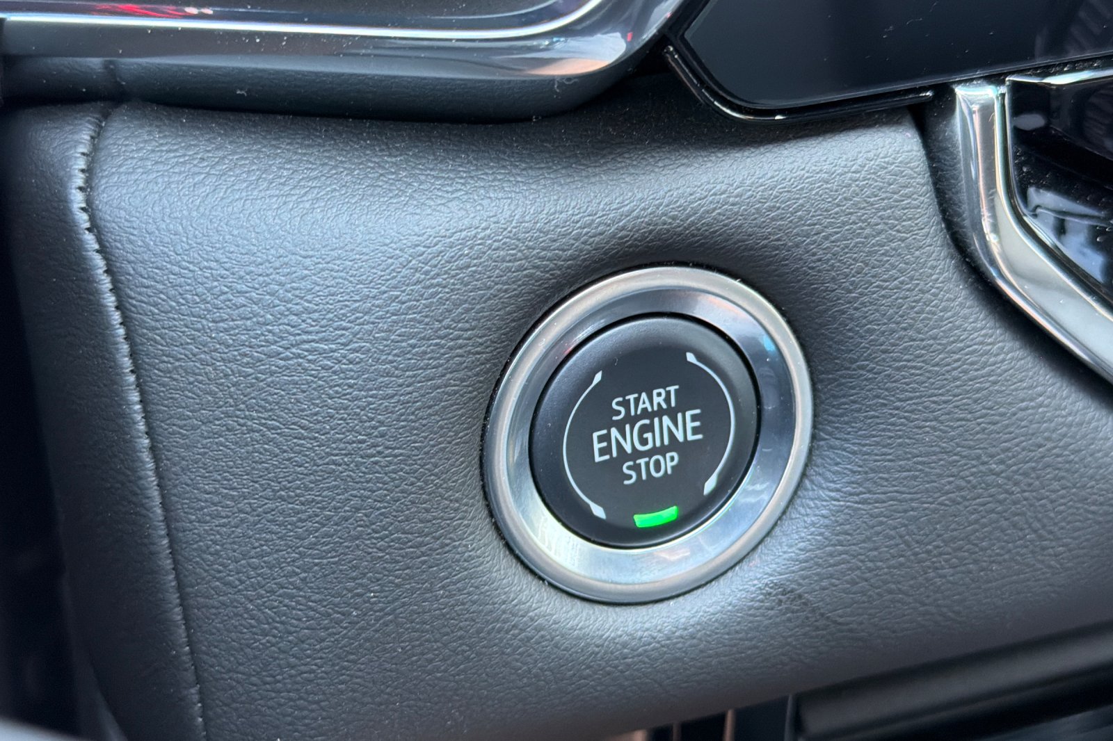 Used 2025 Silver GMC Elevation image 19
