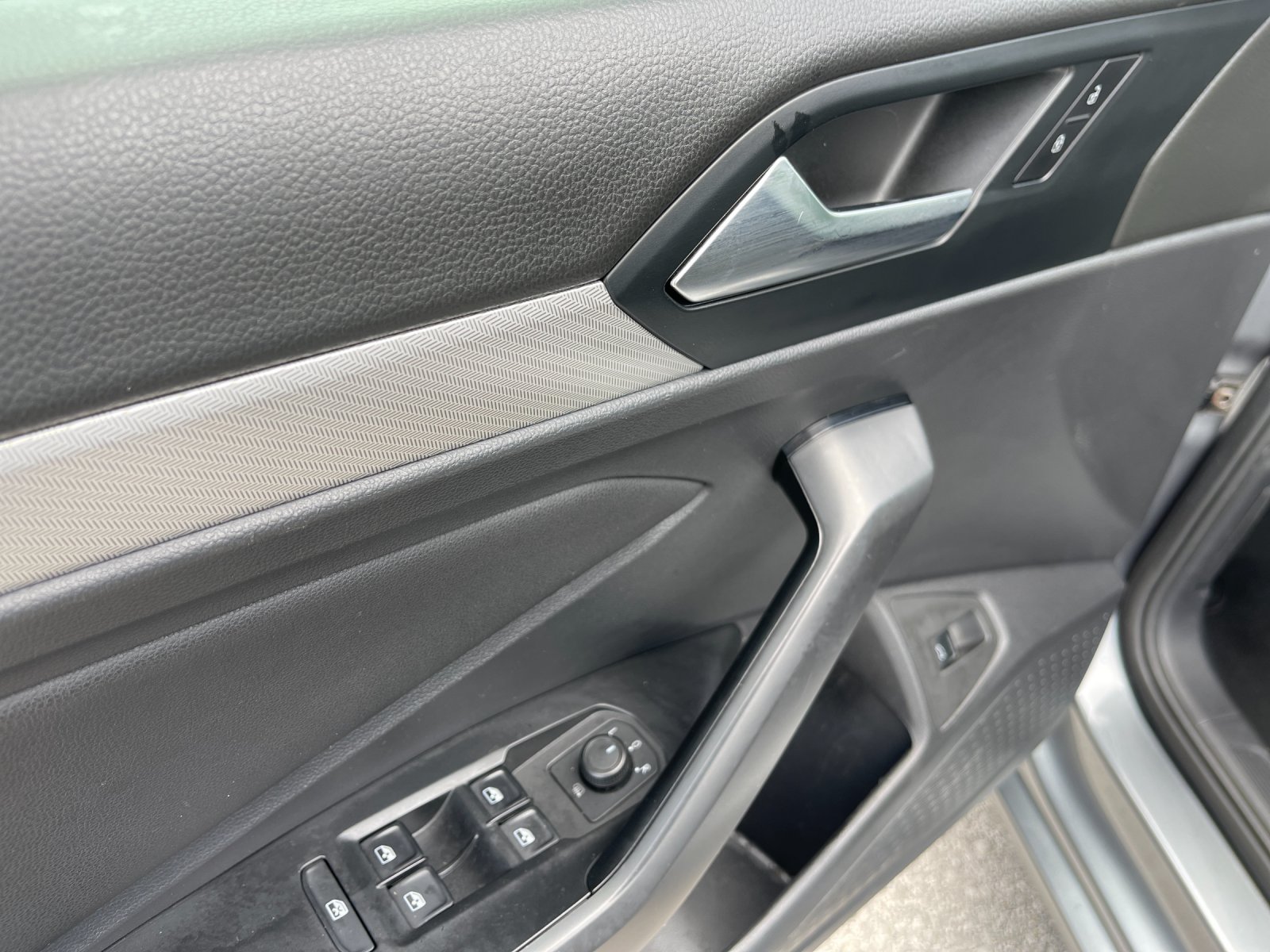 Used 2019 Gray Volkswagen 1.4T S image 13