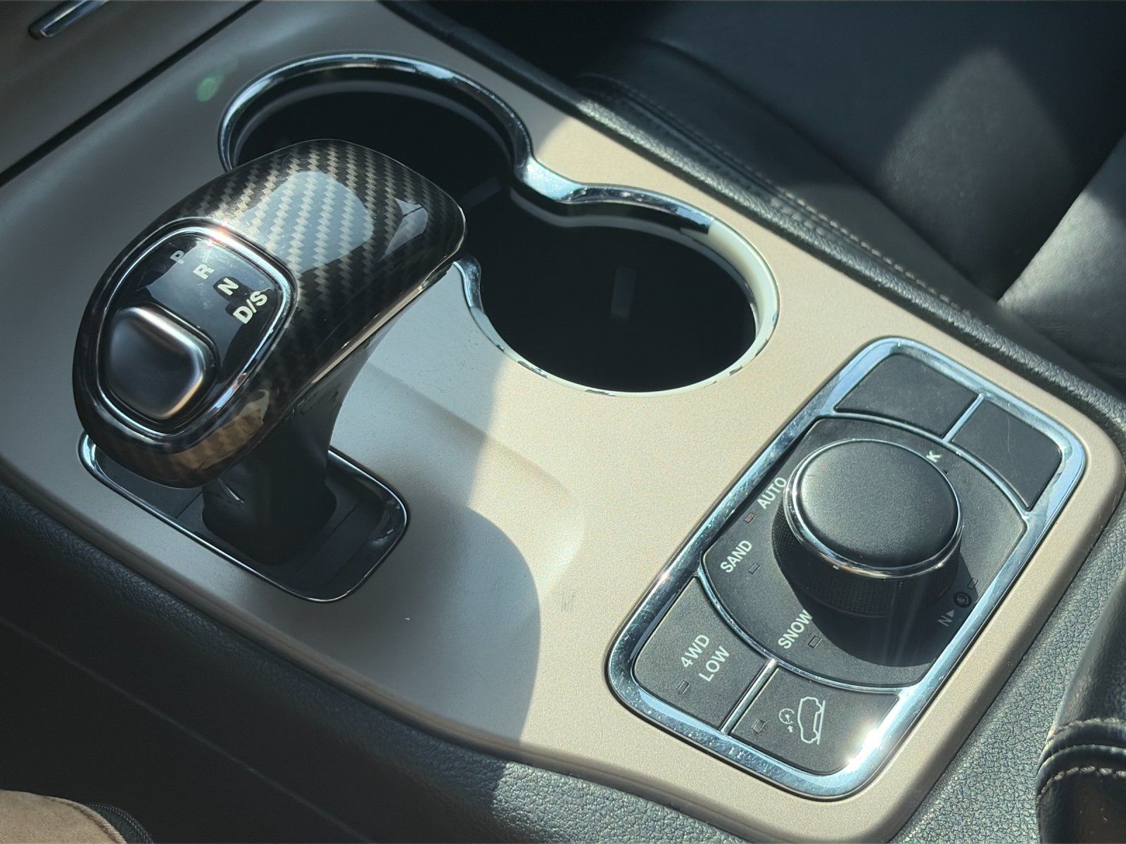 Used 2014 Brilliant Black Crystal Pearlcoat Jeep Limited image 22
