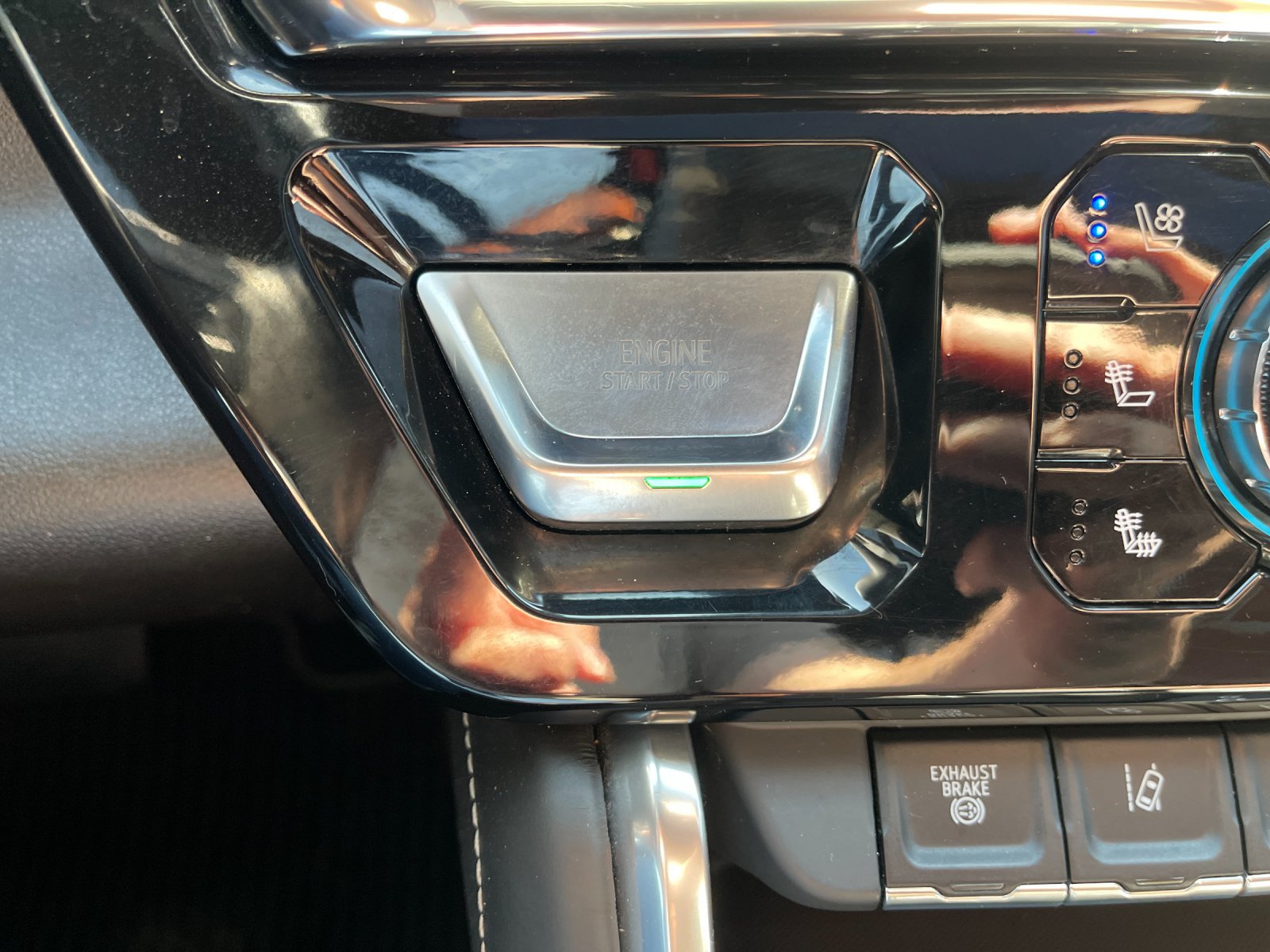 Used 2024 White GMC Denali Ultimate image 27