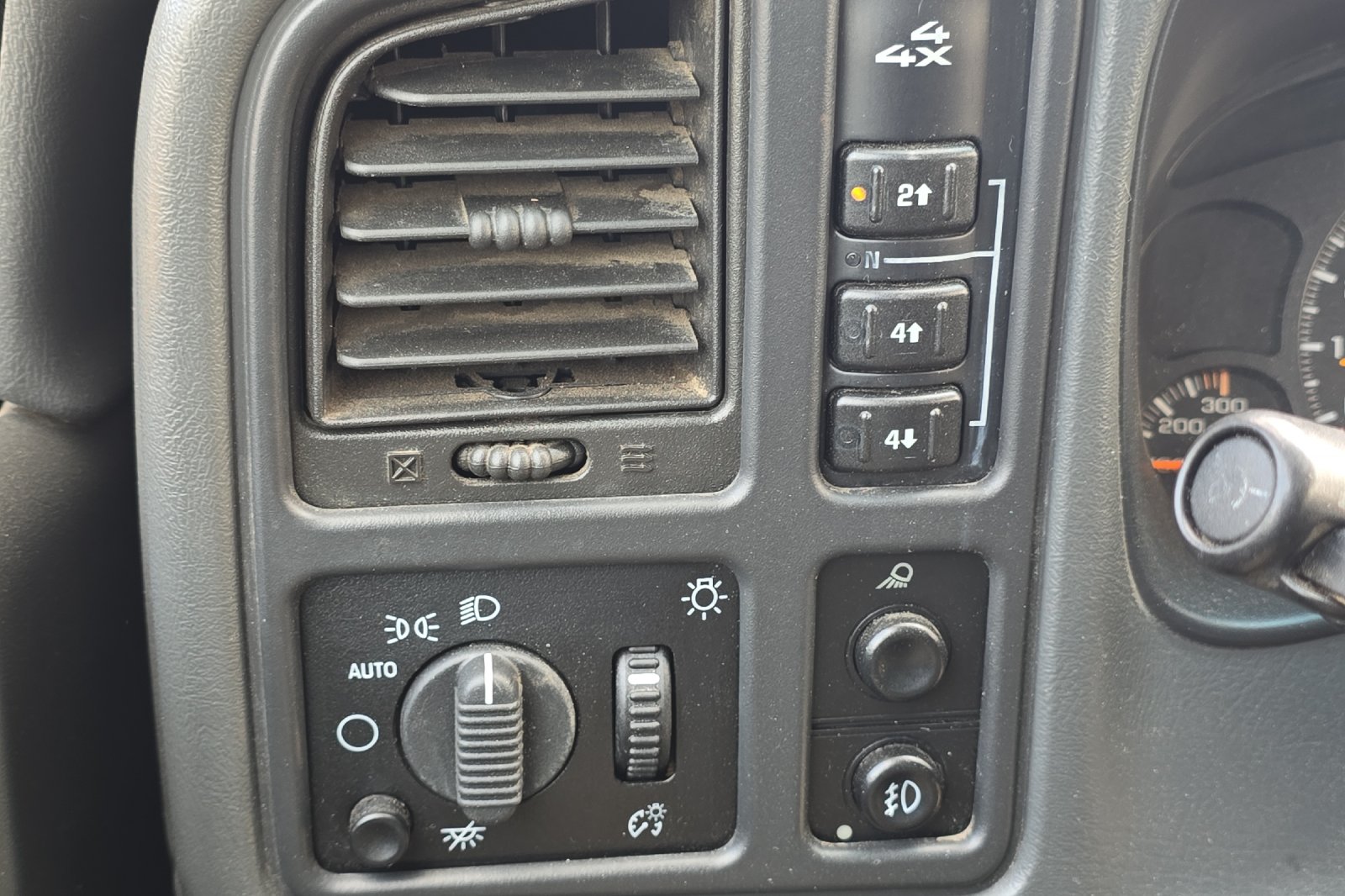 Used 2005 Silver Chevrolet LS image 11