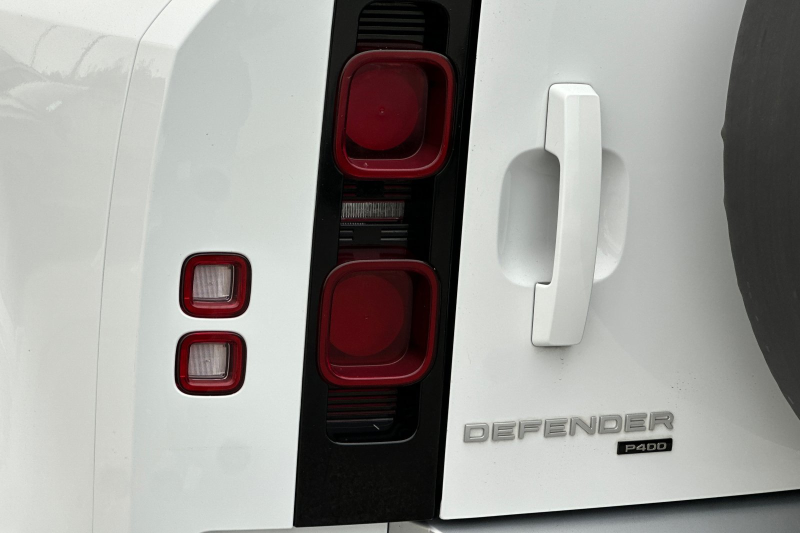 Used 2022 White Land Rover SE image 36
