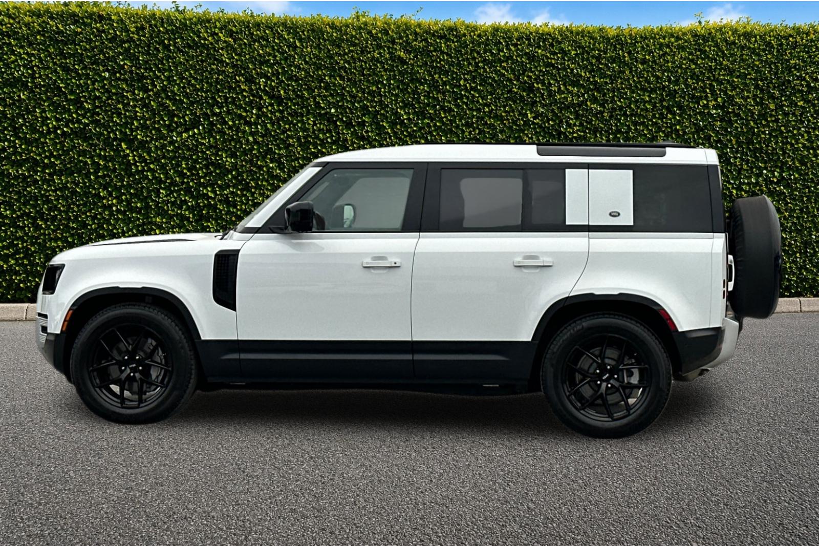 Used 2022 White Land Rover SE image 7