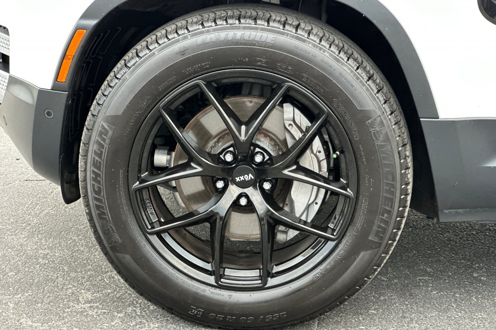 Used 2022 White Land Rover SE image 35